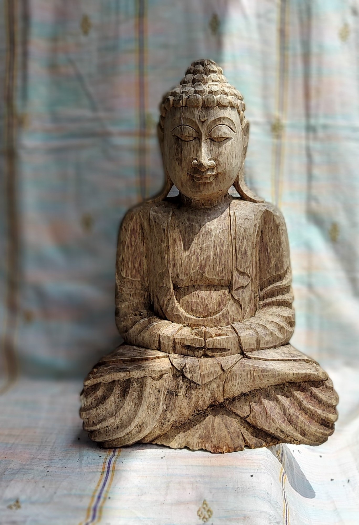 Handgeschnitzte Skulptur 'Buddha' sitzend, antik-natur, B 20 cm, H 30 cm, T 10 cm