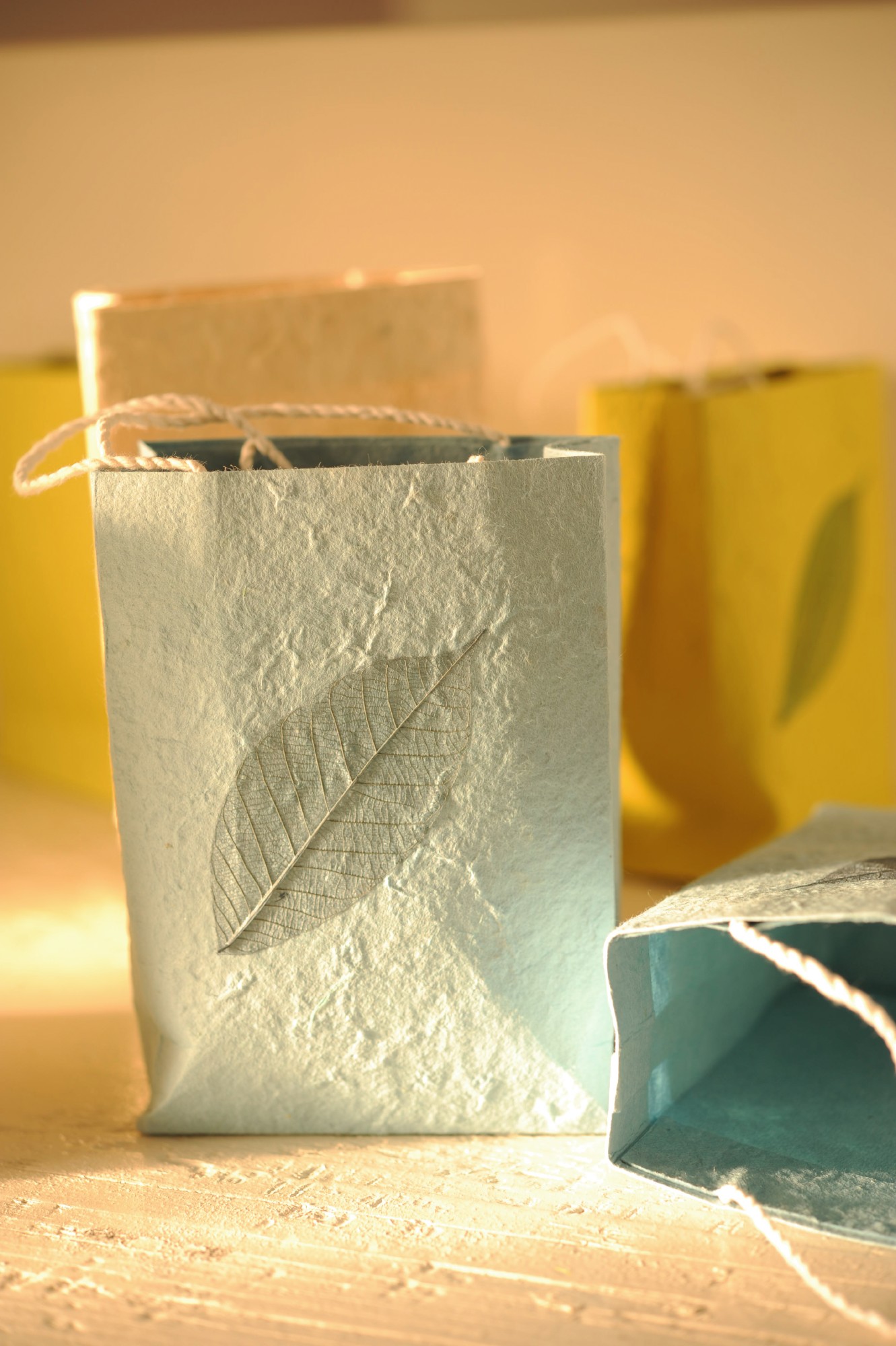 Tasche aus handgeschöpftem Papier, weiß, L 11,5 cm, B 5 cm, H 16 cm