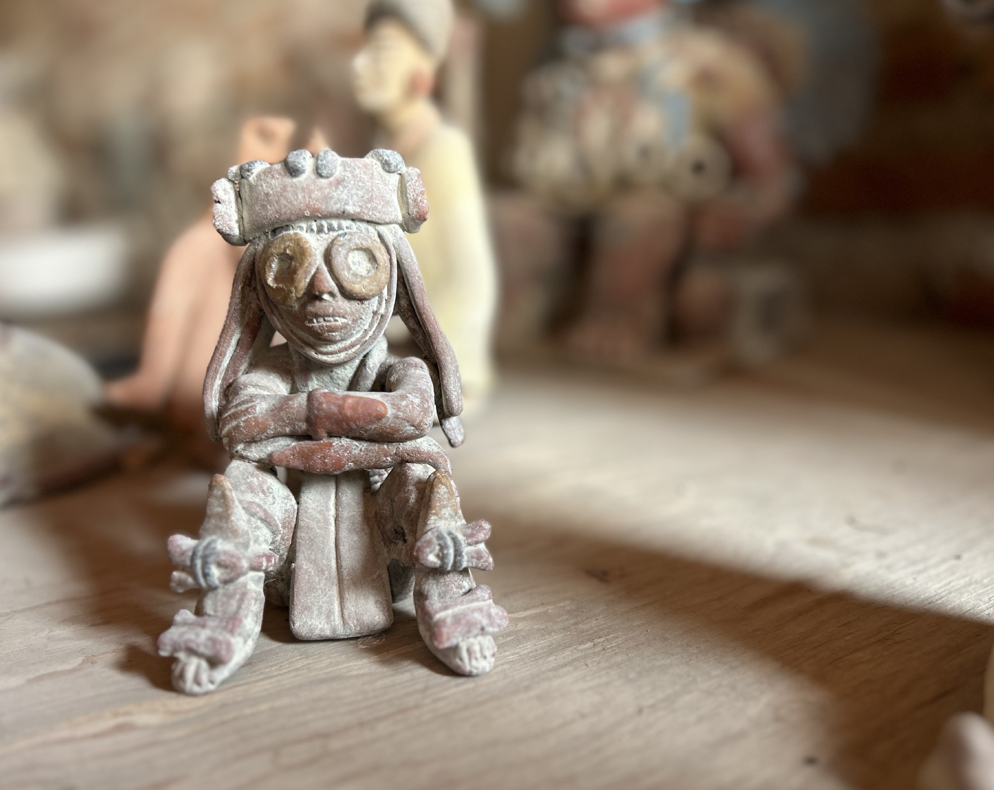 Terrakotta-Figur 'Totonaca', III, sitzend, handbemalt,  L 9 cm, B 8 cm, H 13 cm