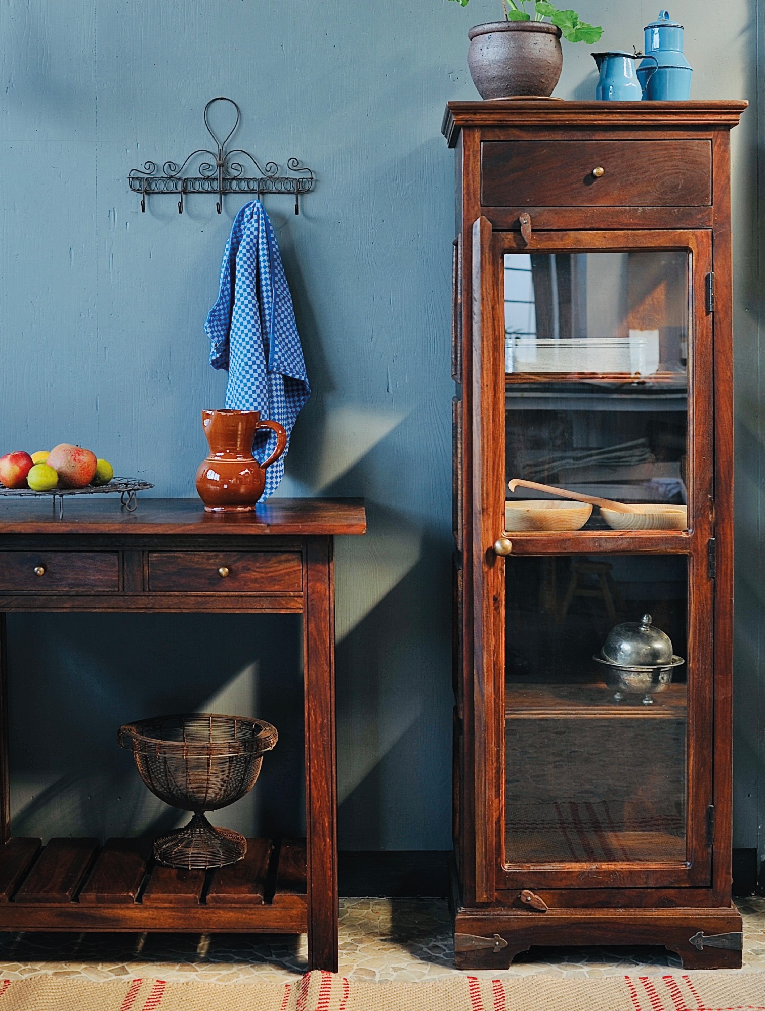 Vitrinenschrank, H 148 cm, B 51 cm, T 35 cm