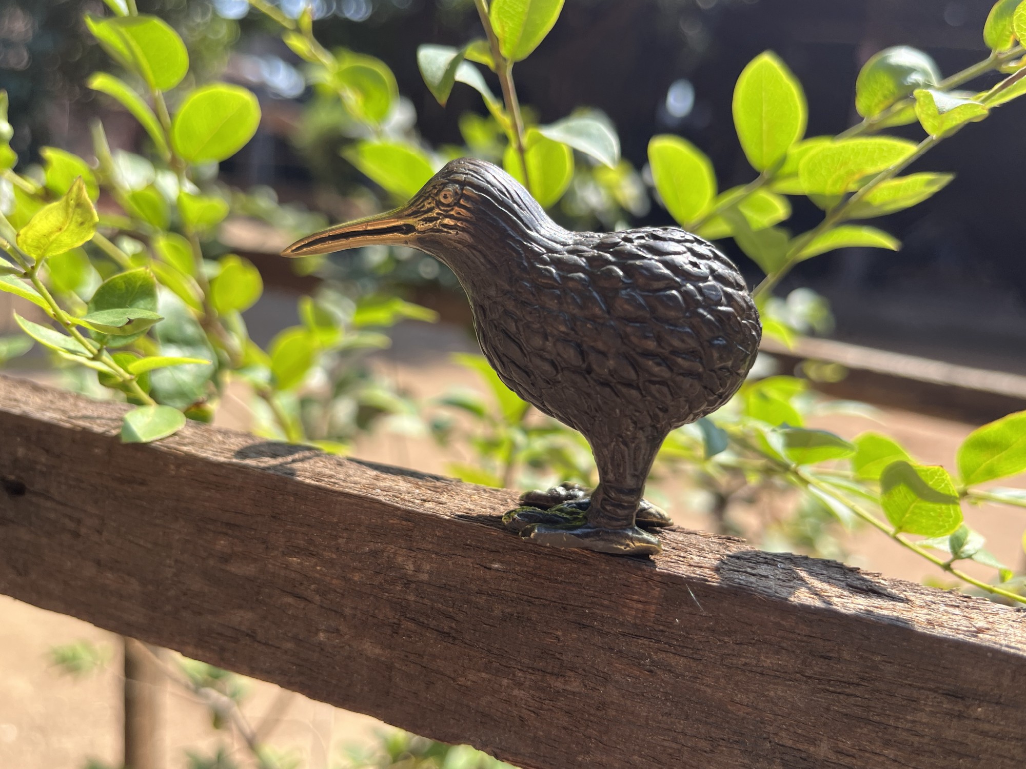 Vogelstatue 'Kiwi', aus Bronze, H 4 cm, B 6 cm, L 2,5 cm
