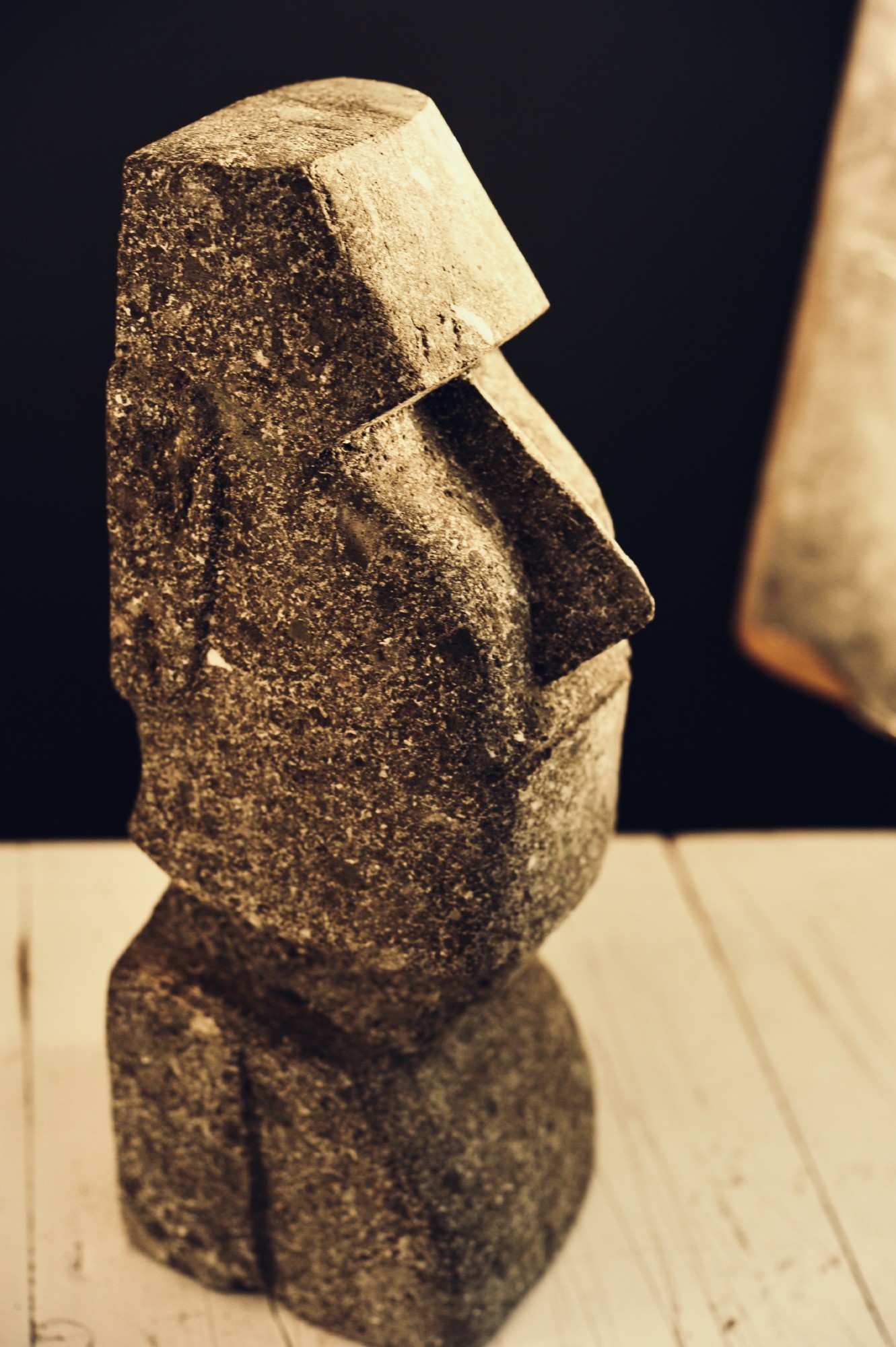 Osterinselkopf, Naturstein, grau, L 10 cm, B 10 cm, H 31 cm