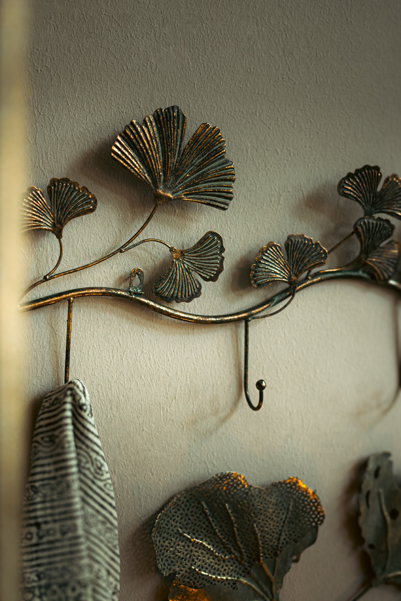 3er Wandhaken 'Gingkoblätter', antik kupfer, B 88,5 cm, H 35,5 cm, L 6,5 cm
