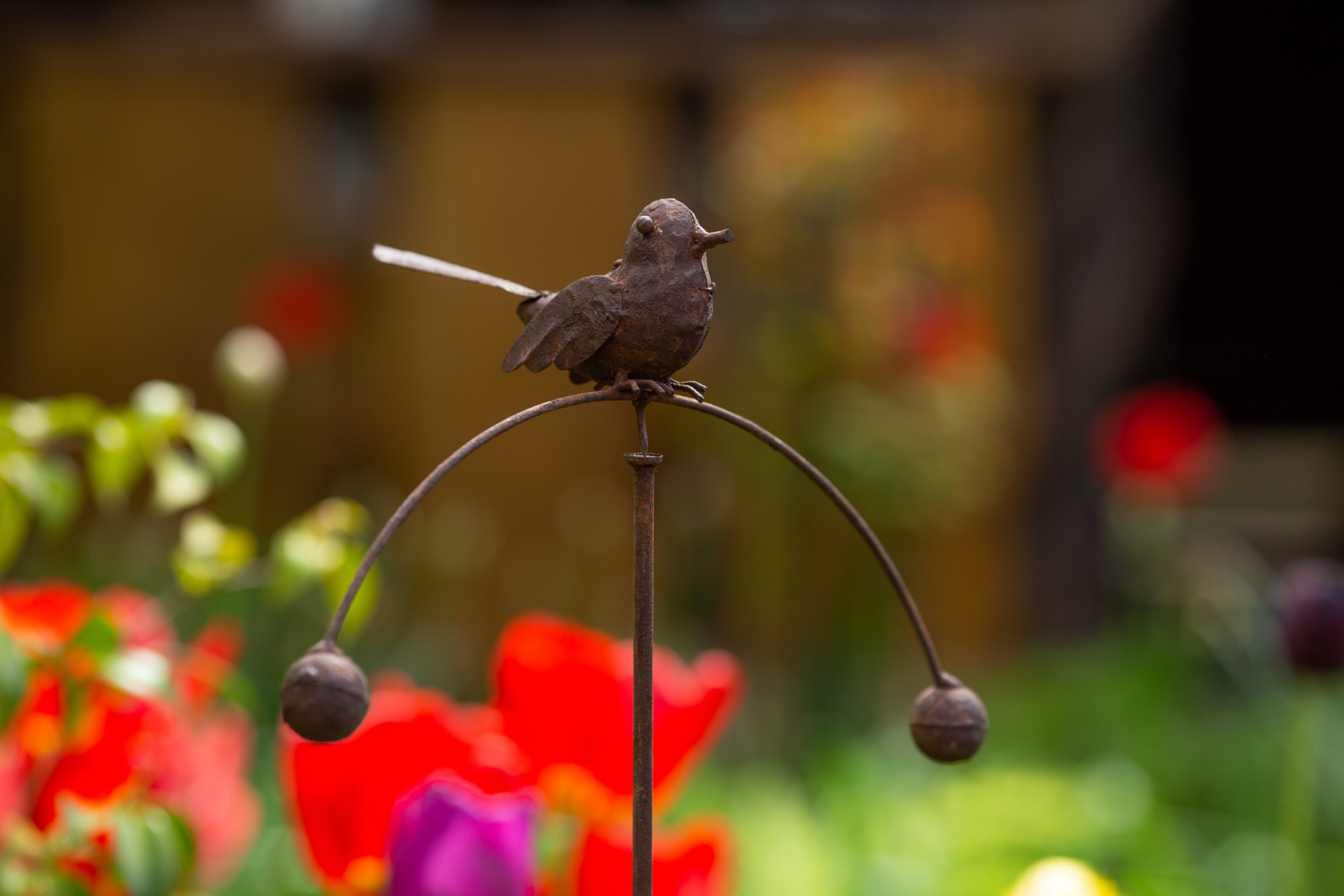 Balance-Akt Vogel 'Viktoria', rostbraun, B 35 cm, L 15 cm, H 110 cm