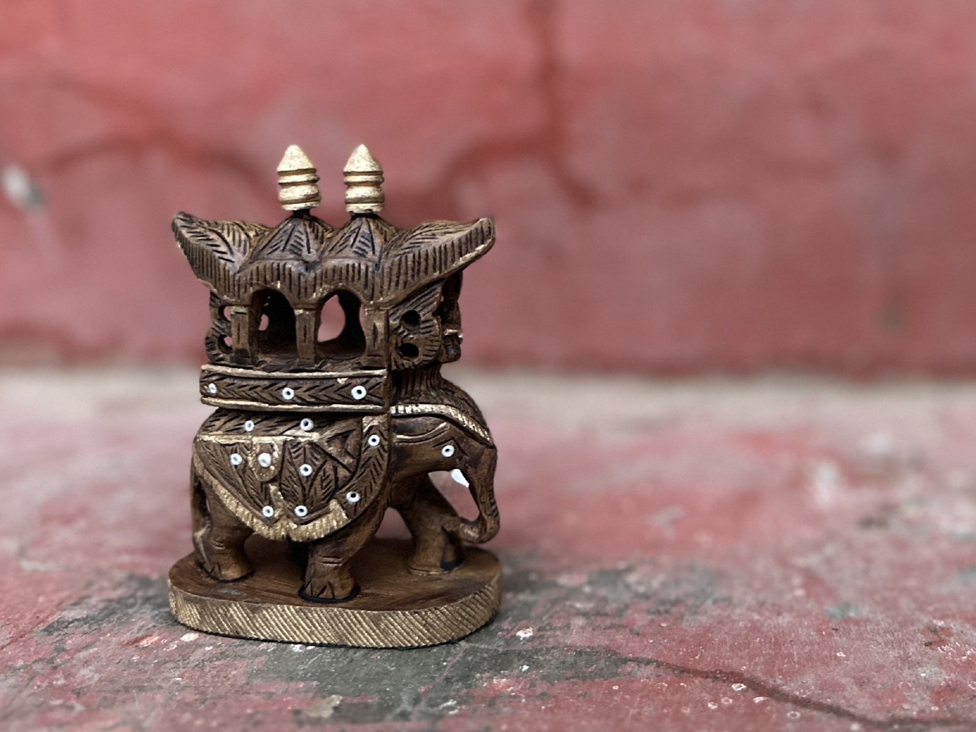Elefant mit Trage Figur, braun, aus Eukalyptusholz, B 7 cm, T 3 cm, H 10 cm