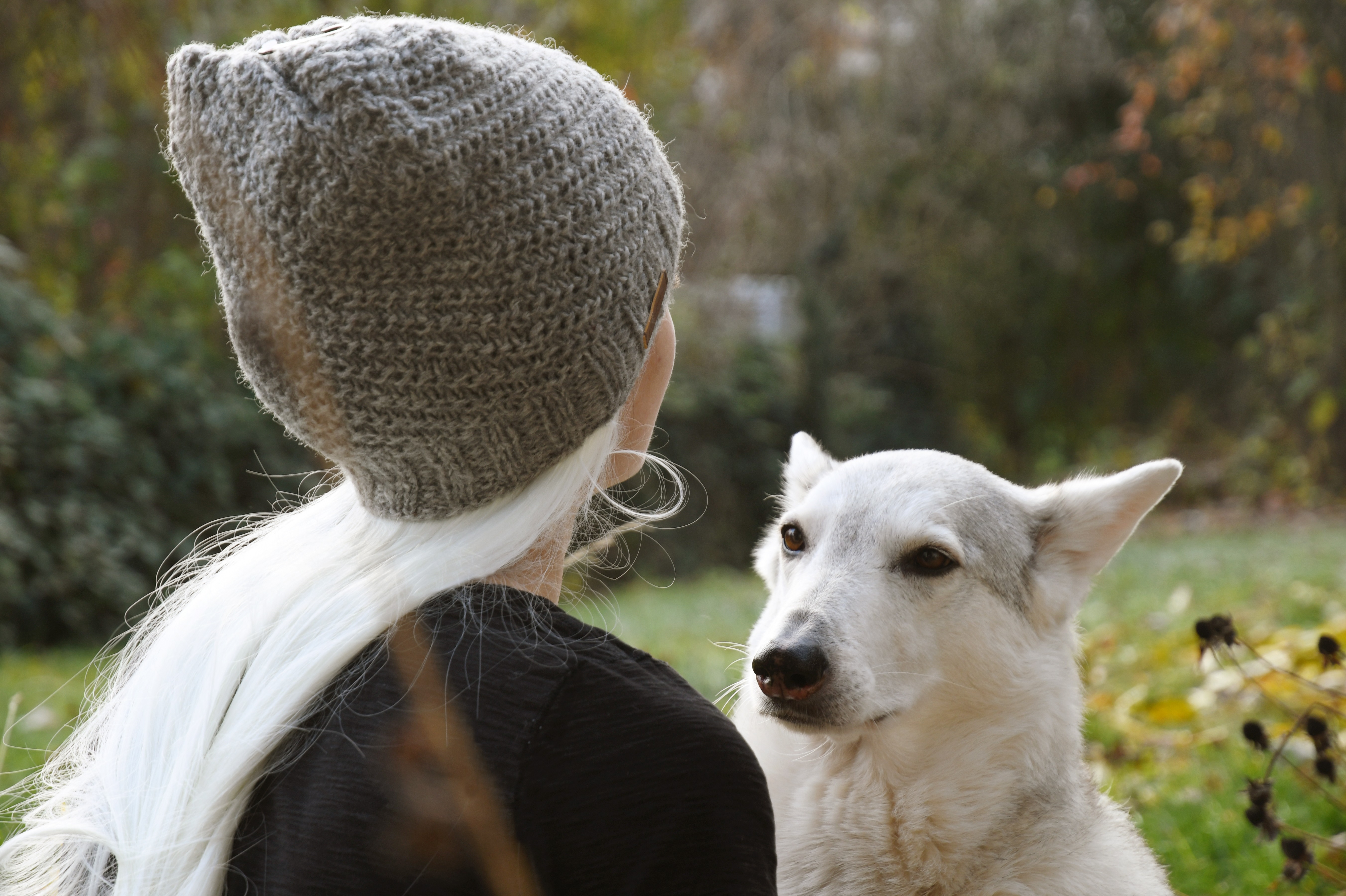 Handgestrickte Wollmütze 'Beanie', grau-braun