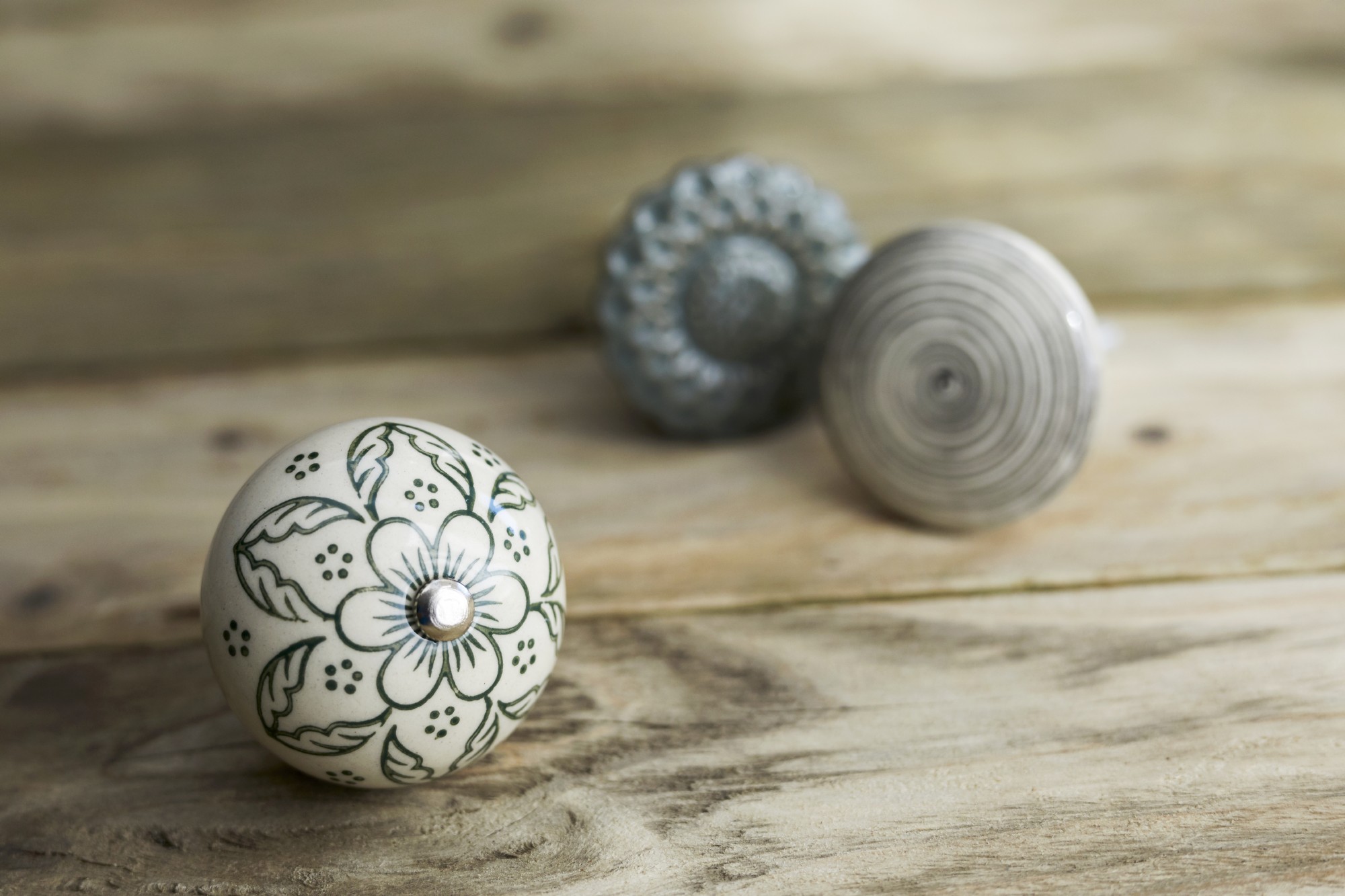 Keramik-Knauf 'Blume', weiß, oliv, T 4 cm, B 4 cm, H 3,5 cm