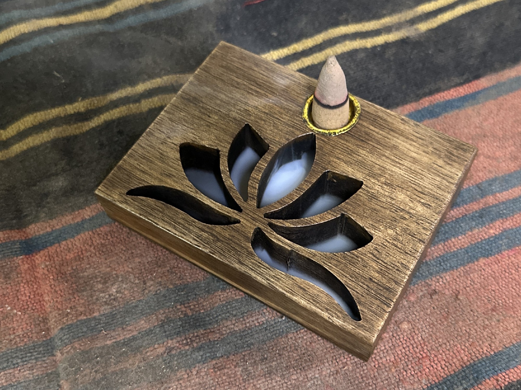 Räucherkegelhalter 'Lotus', braun, aus Mangoholz, B 9 cm, T 8 cm, H 2 cm