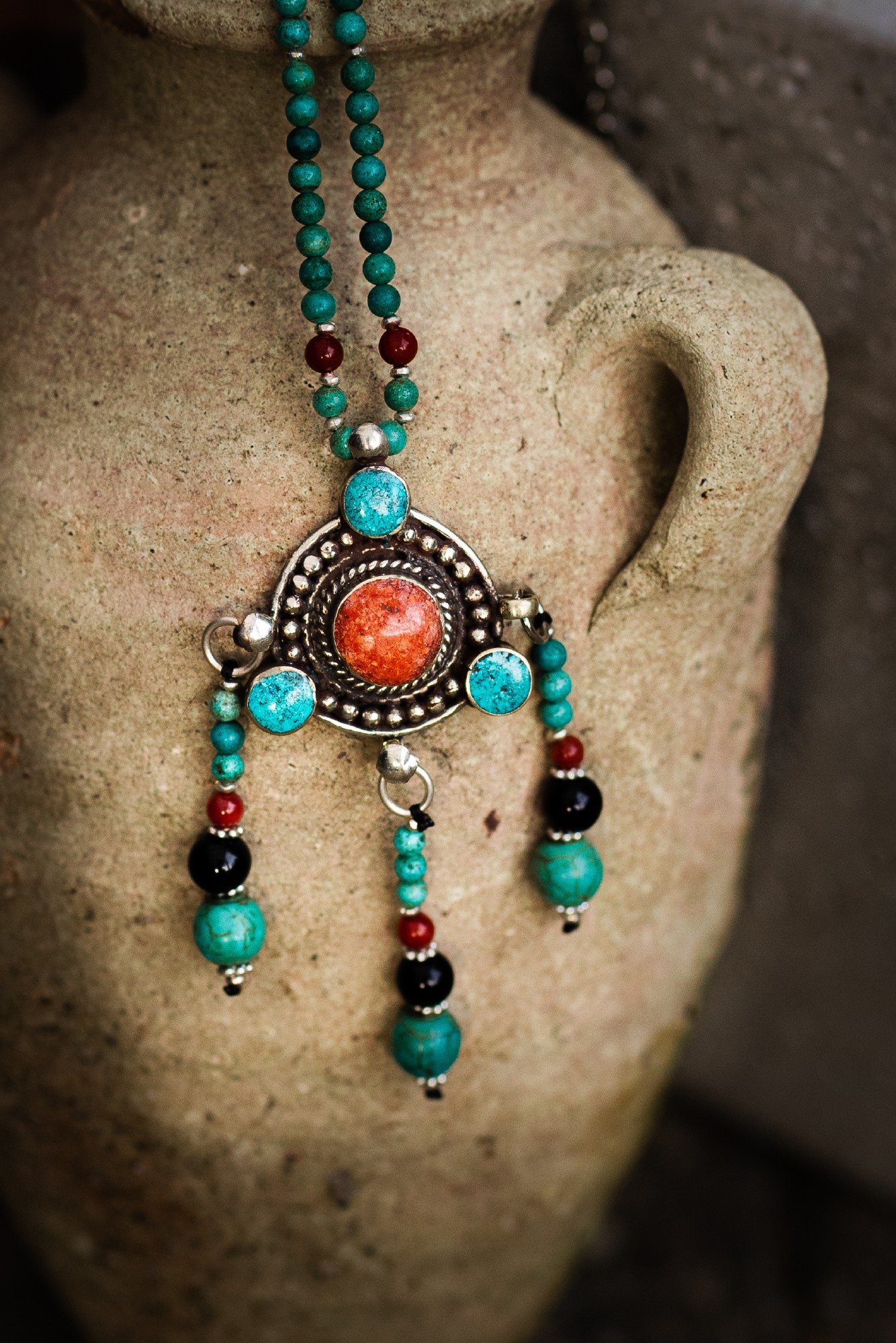 Collier mit Türkisen und Koralle, L 40 cm