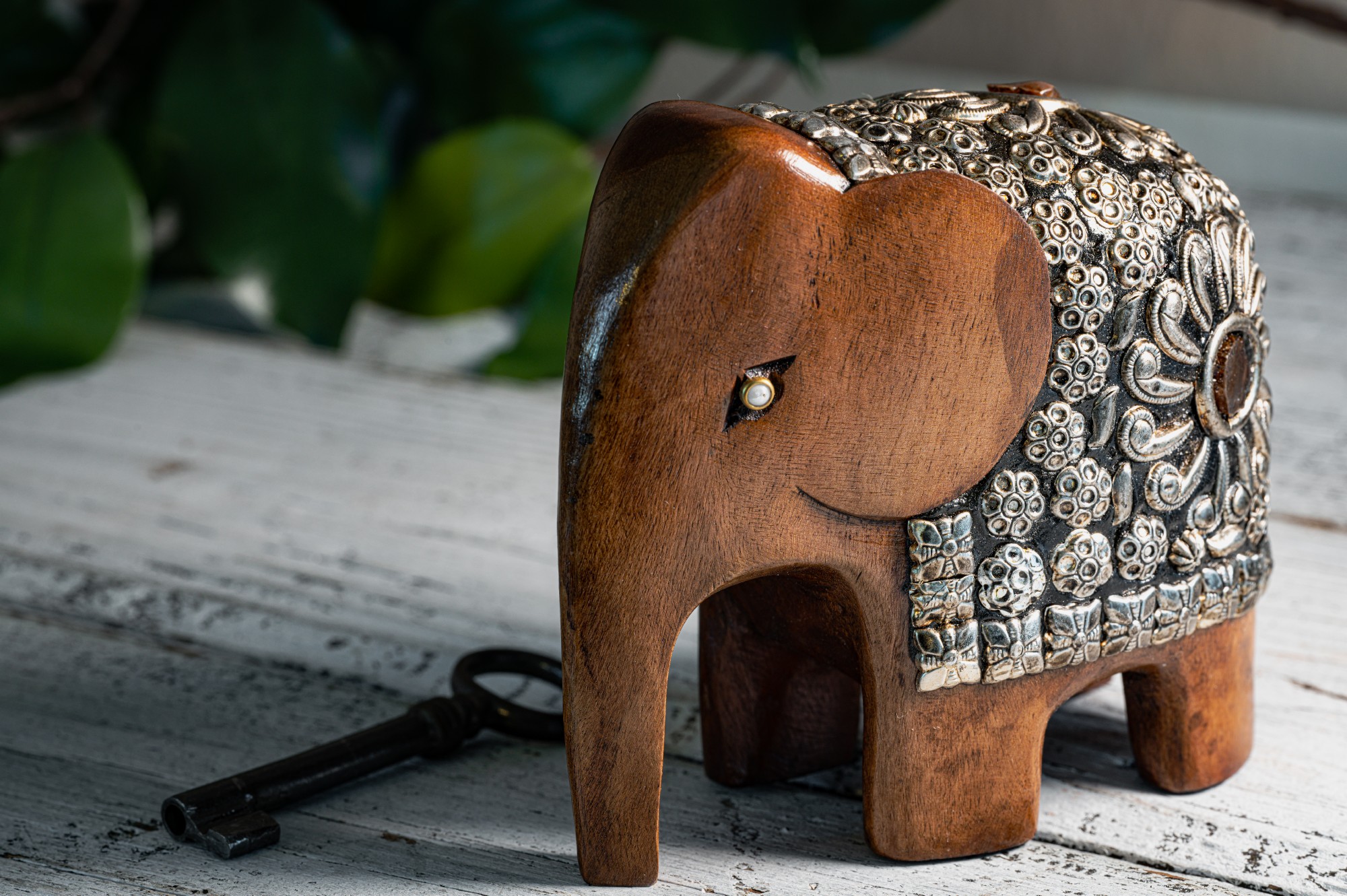 Elefant aus Holz mit Metall- & Steinschmuck, braun, silber, H 10 cm, B 12 cm, T 6 cm