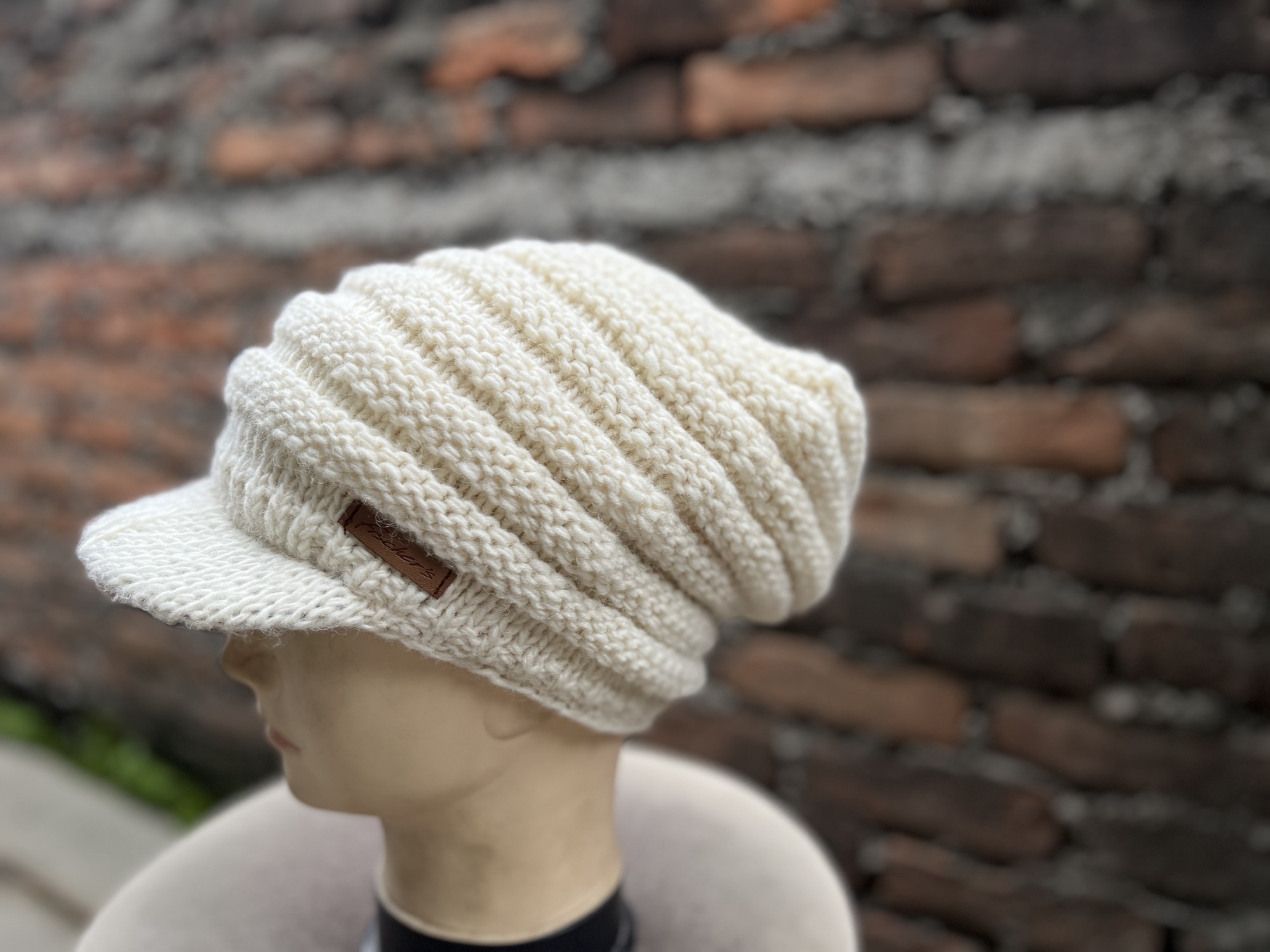 Handgestrickte Schirmmütze, weiß