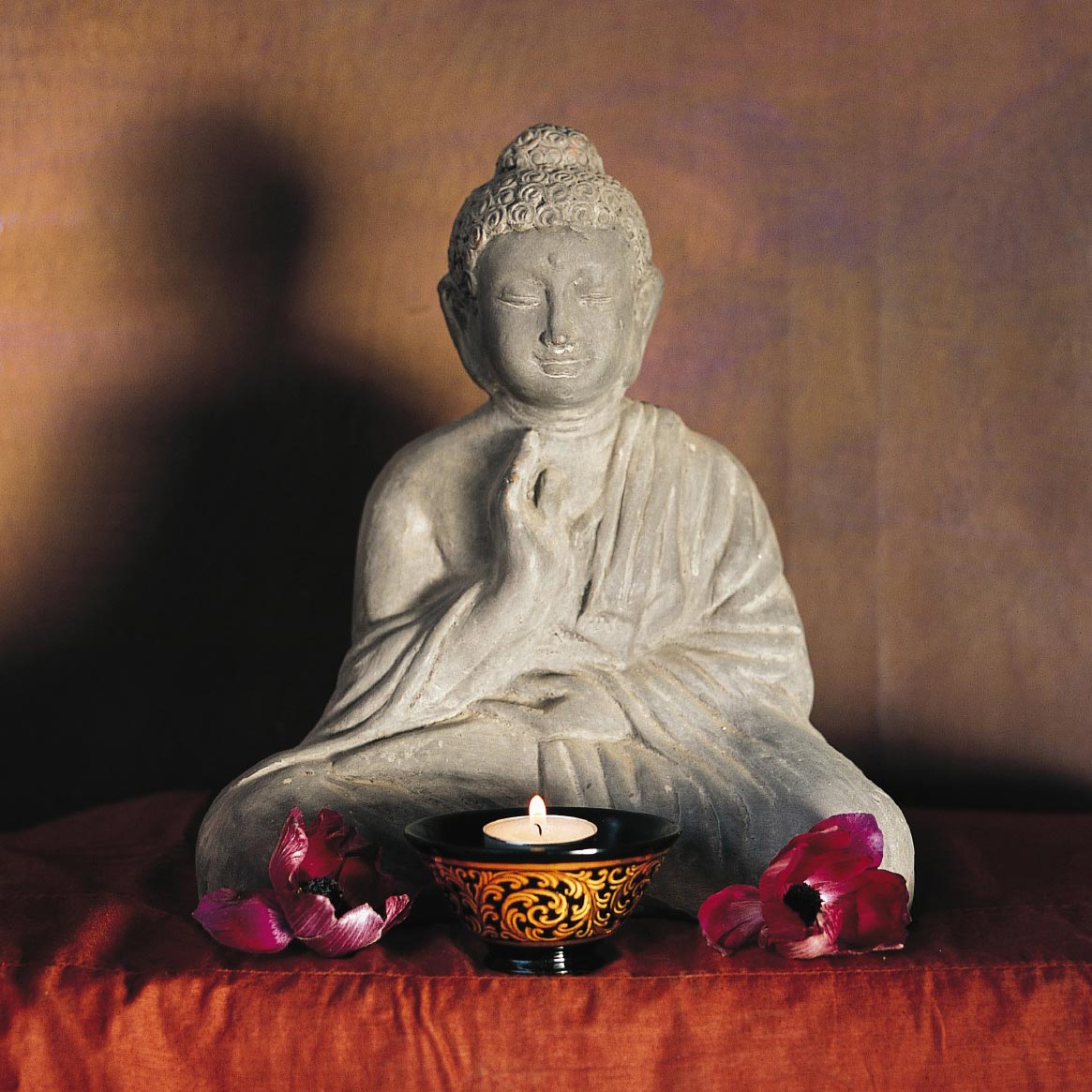 Sitzender Buddha, aus Ton, grau, L 15 cm, B 25 cm, H 29 cm
