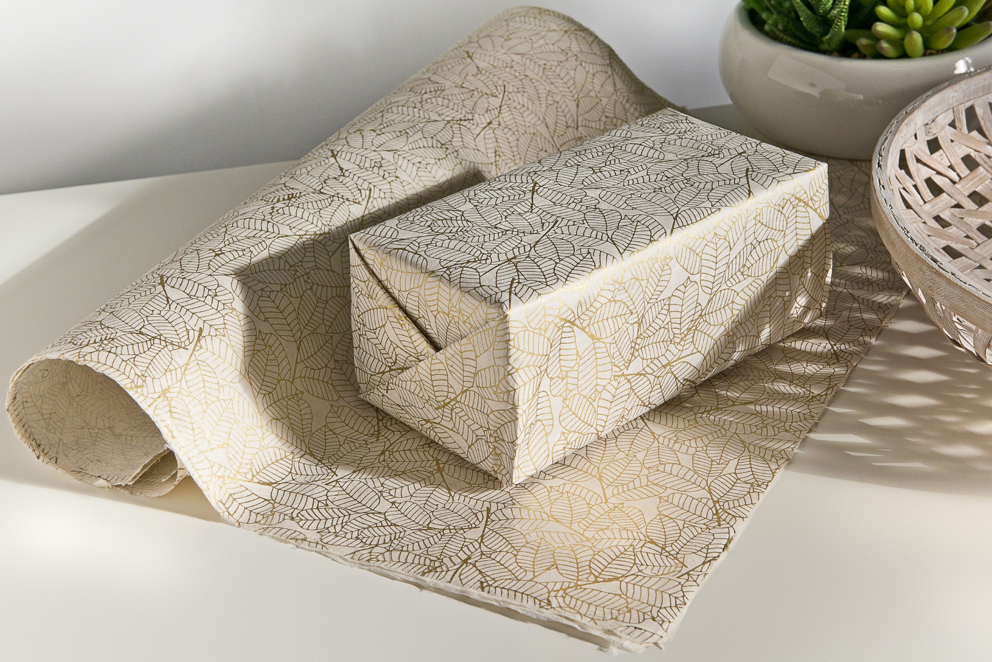 Geschenkpapier 'Blätter', weiß, gold, T 76 cm, B 51 cm