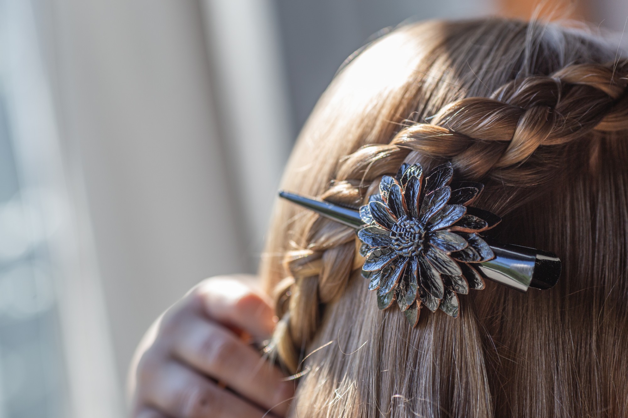 Haarklammer 'Blume', aus Leder, schwarz