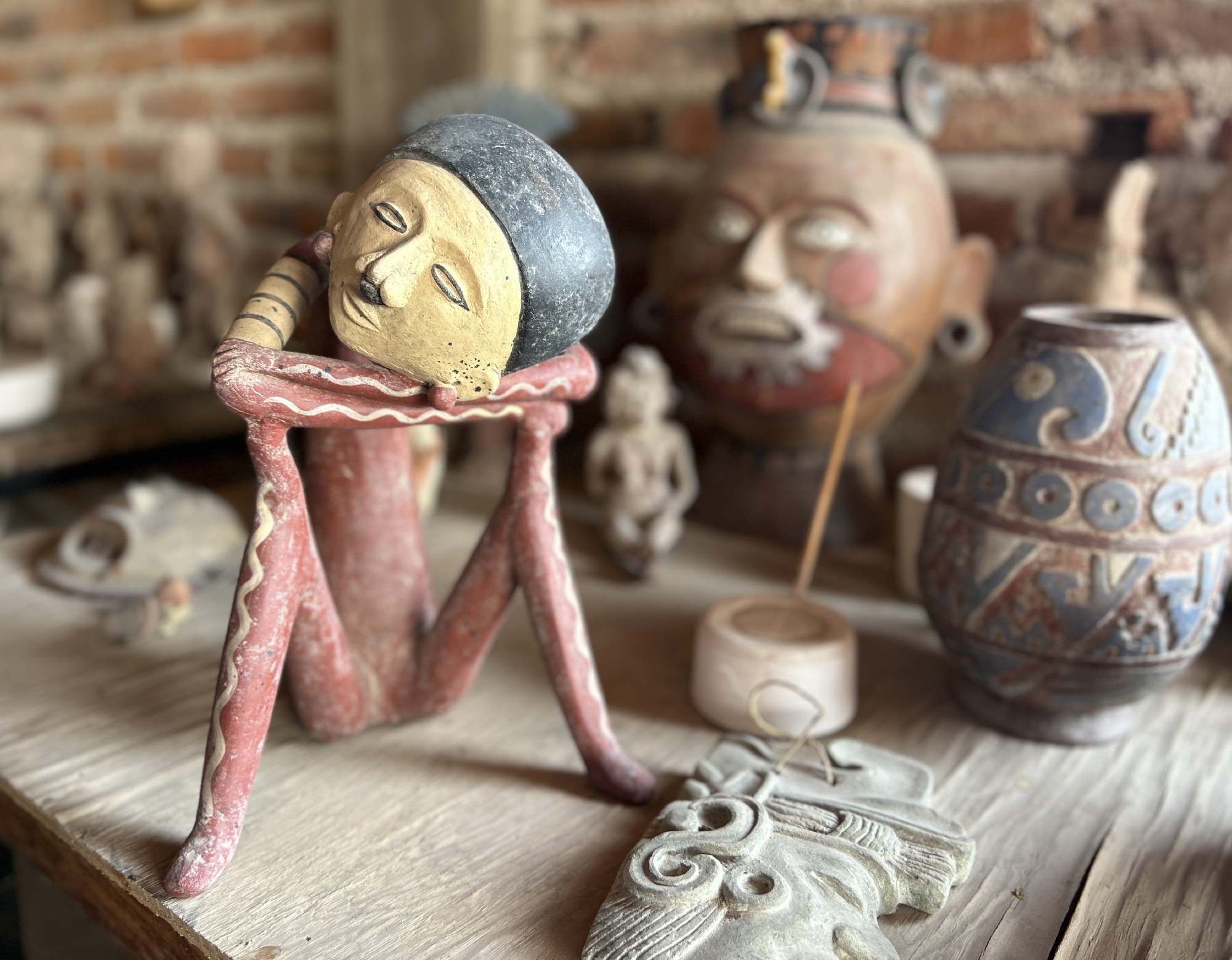 Terrakotta-Figur 'Nayarit', handbemalt, H 35 cm, B 25 cm, L 20 cm