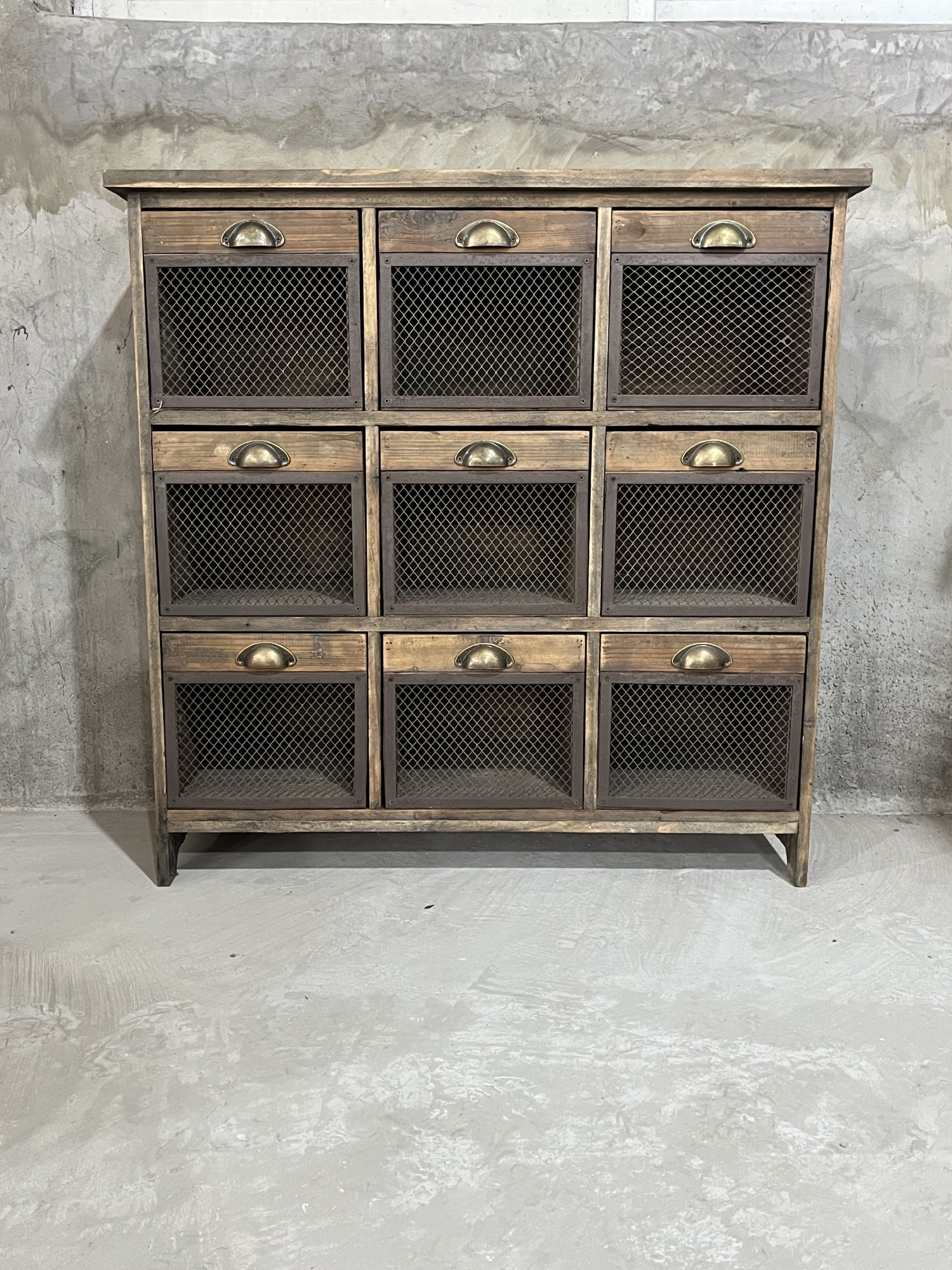 Kommode 9 Schübe, aus Tannenholz und Metall, B 94,5 cm, T 35 cm, H 94,5 cm