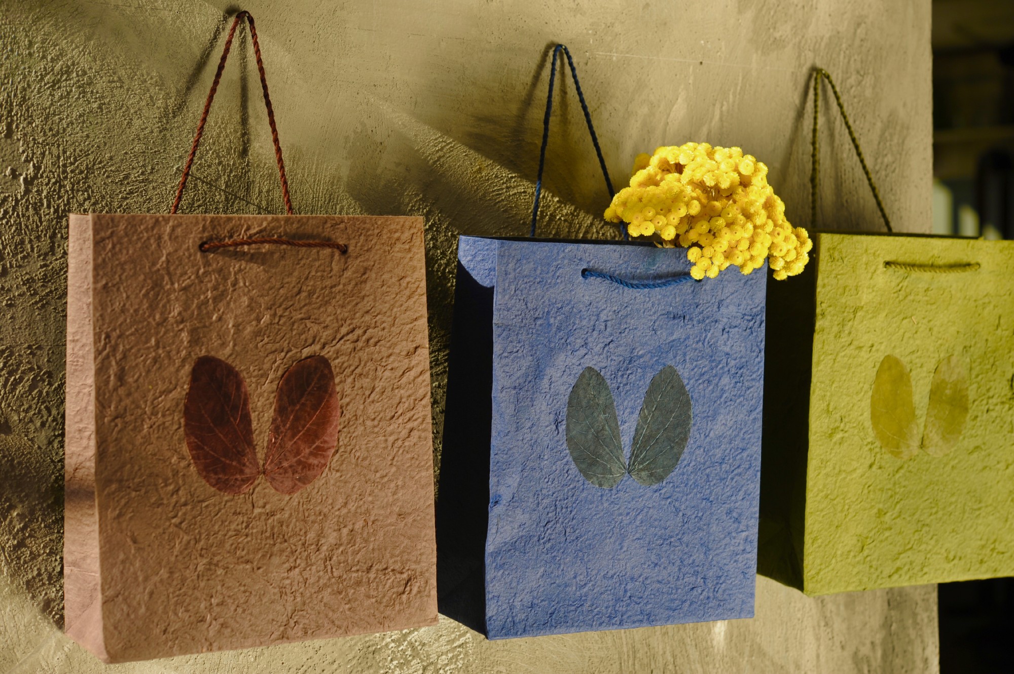 Papiertasche mit Blume, dunkelblau, B 30 cm, H 25 cm, L 10 cm