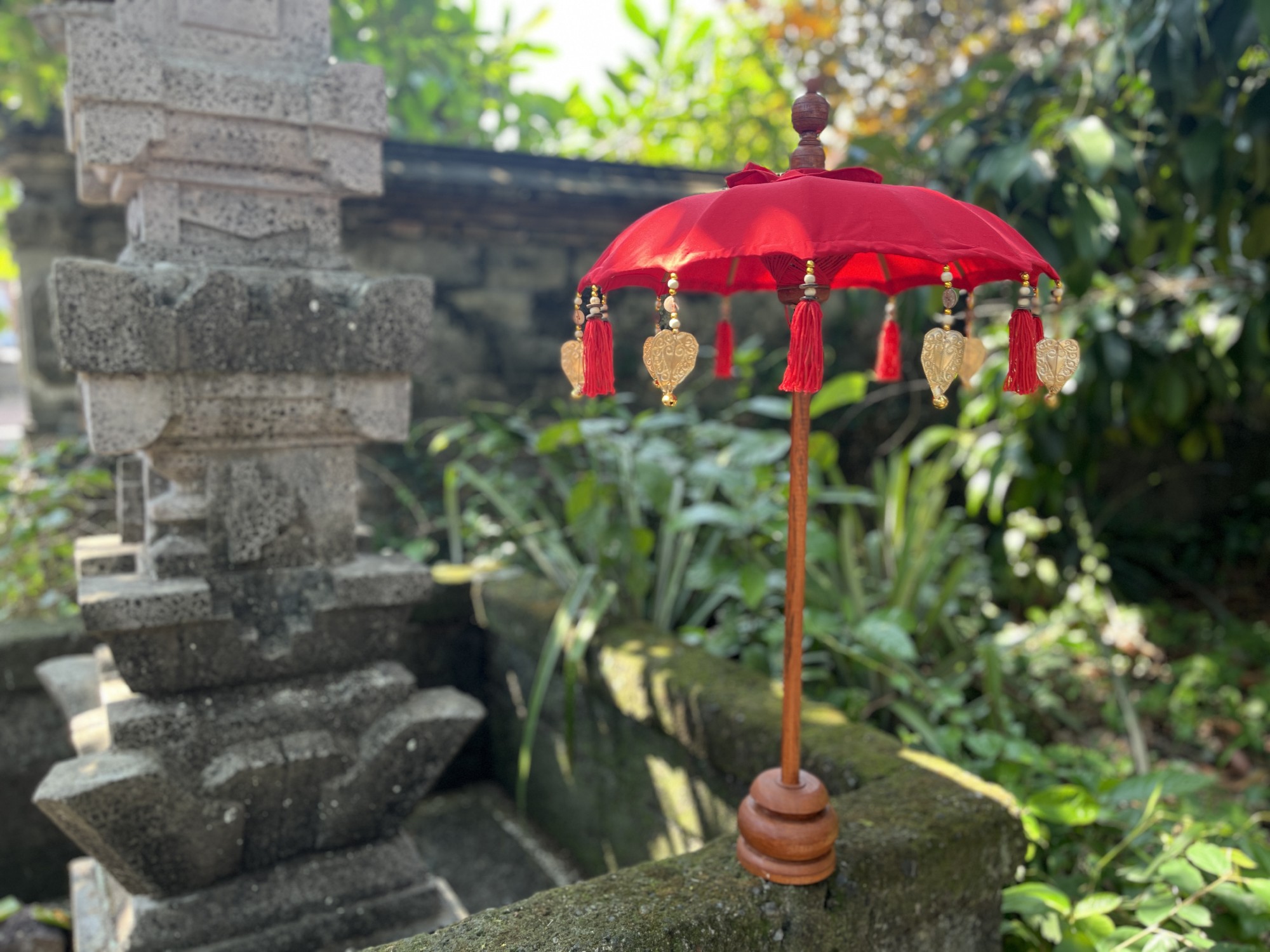 Kleiner Balischirm mit Troddeln, rot, Ø 48 cm, H 89 cm