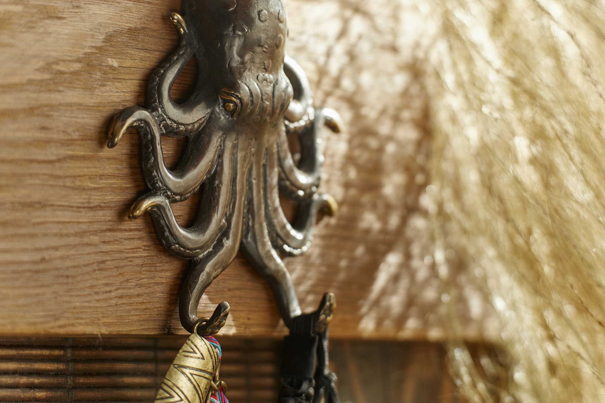 Wandhaken 'Oktopus', aus Messing, H 14 cm, B 13 cm, L 3 cm