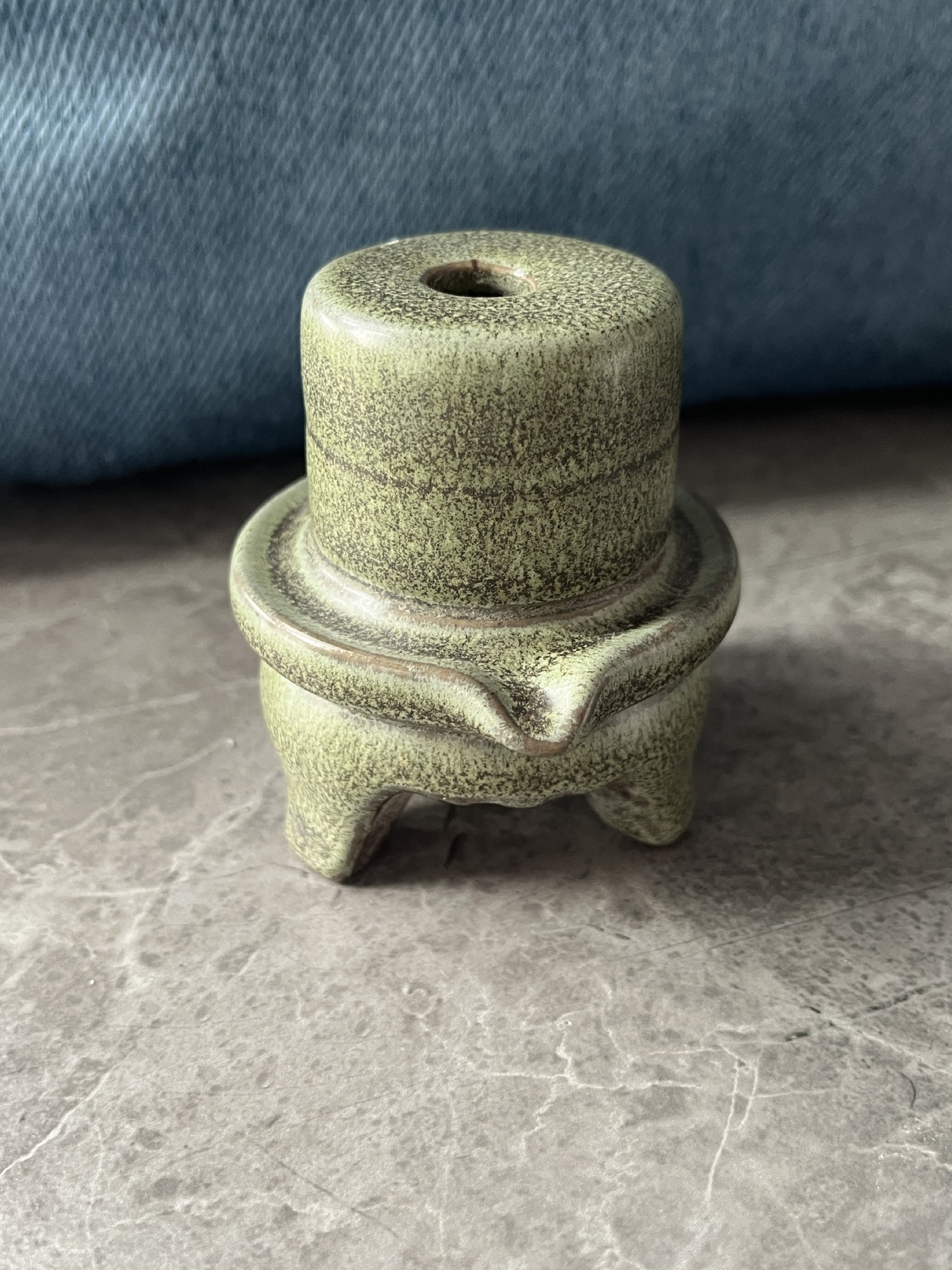 Keramik-Räucherstäbchenhalter, grün, B 5,5 cm, T 7 cm, H 7 cm