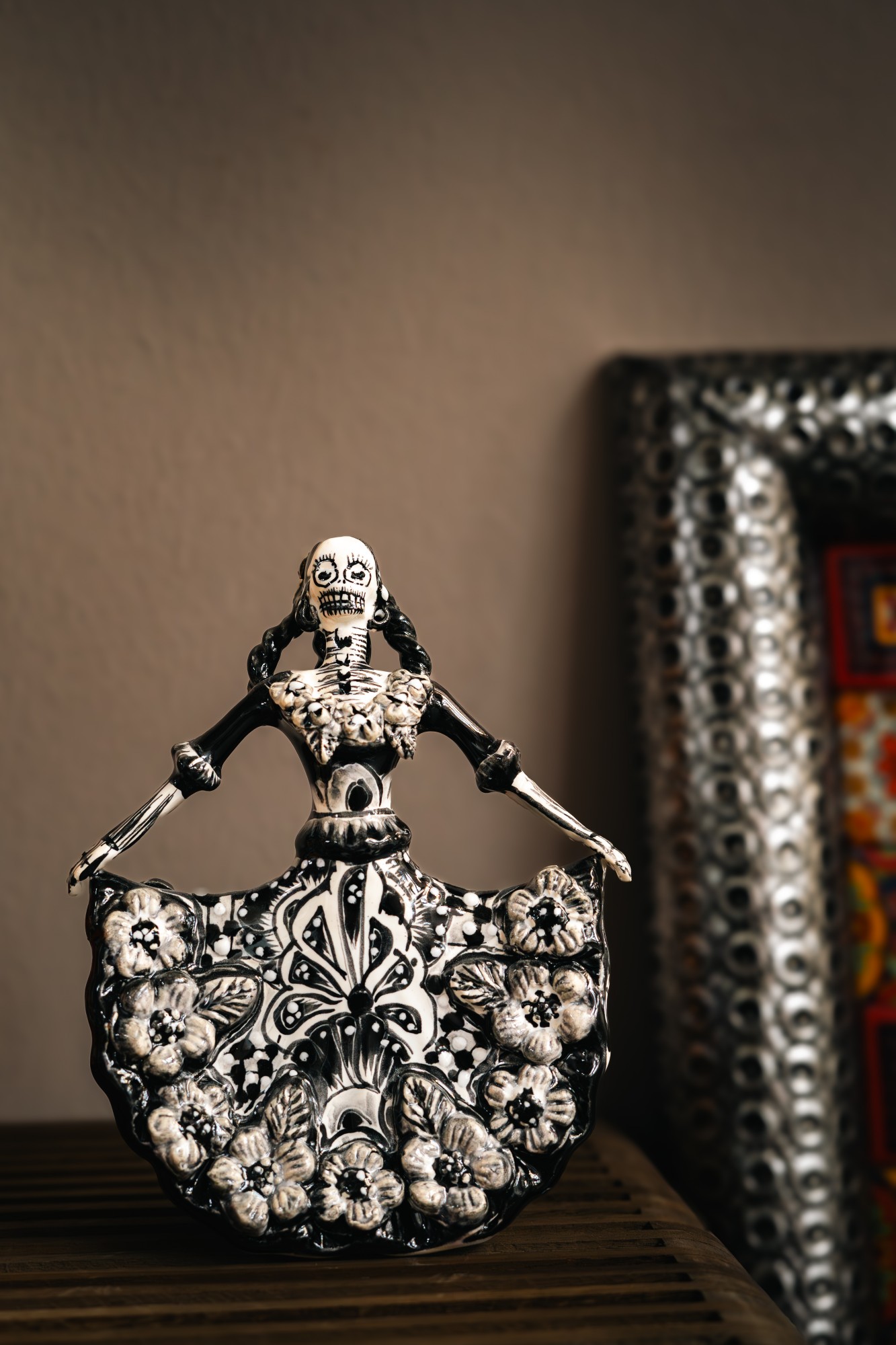 Keramik-Figur 'Bailarina', schwarz-weiß, H 18 cm, B 14 cm, L 6,5 cm