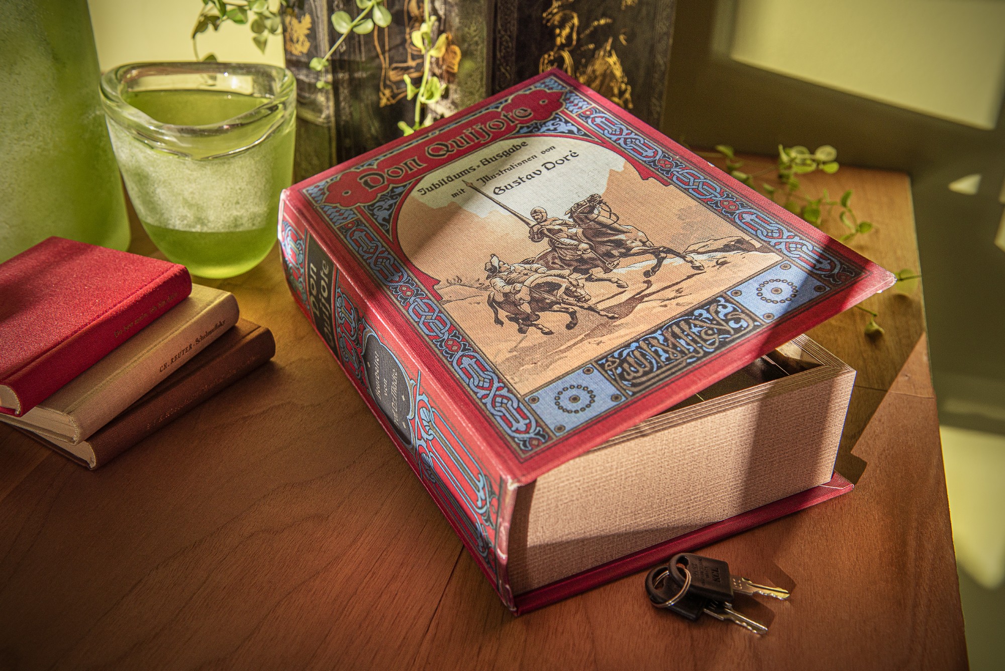 Buchhülle 'Don Quijote' mit Schließfach, T 7 cm, B 18 cm, H 27 cm