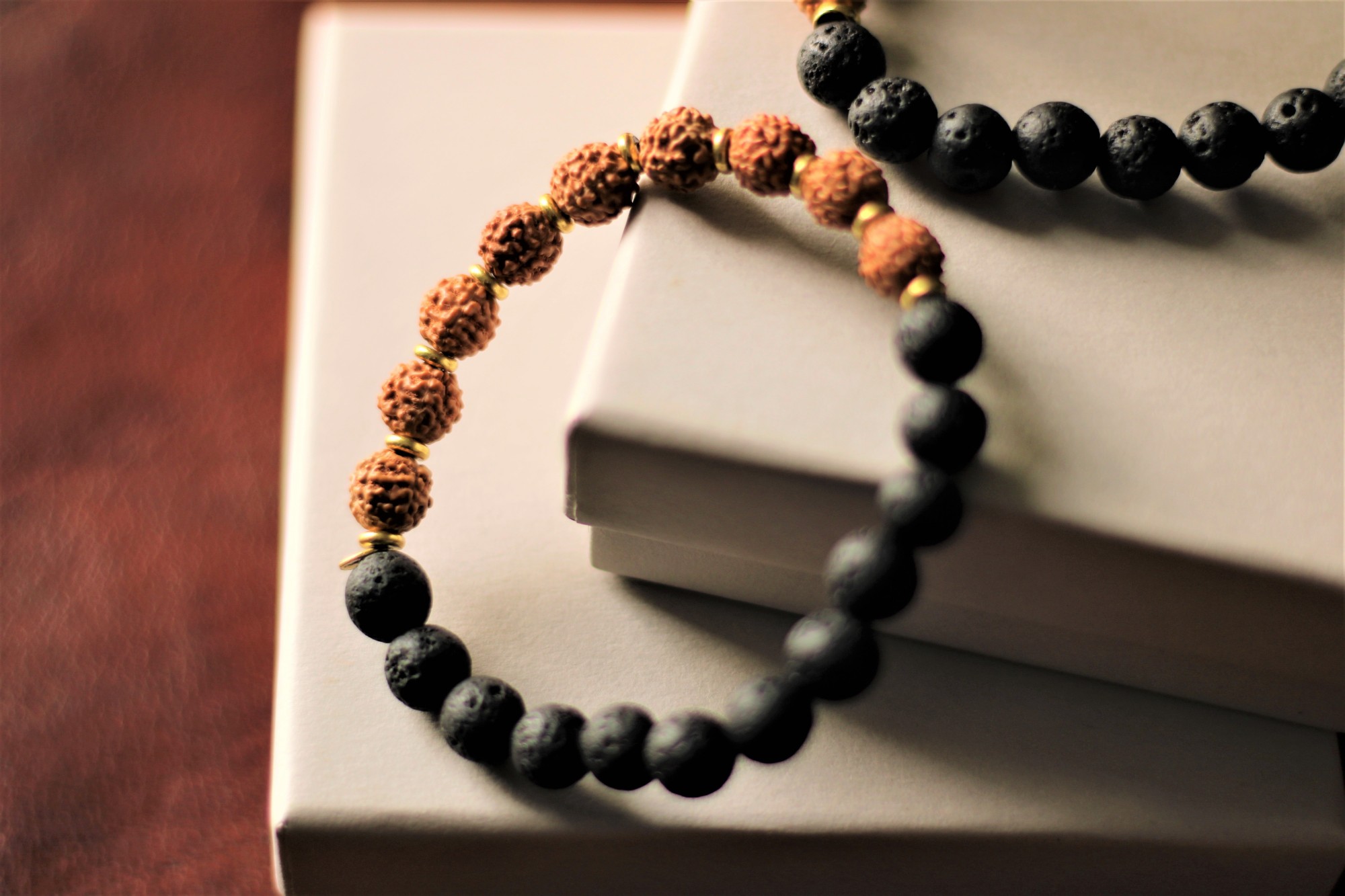 Armband 'Rudraksha & Lavastein', mit Messingelementen in Geschenkbox