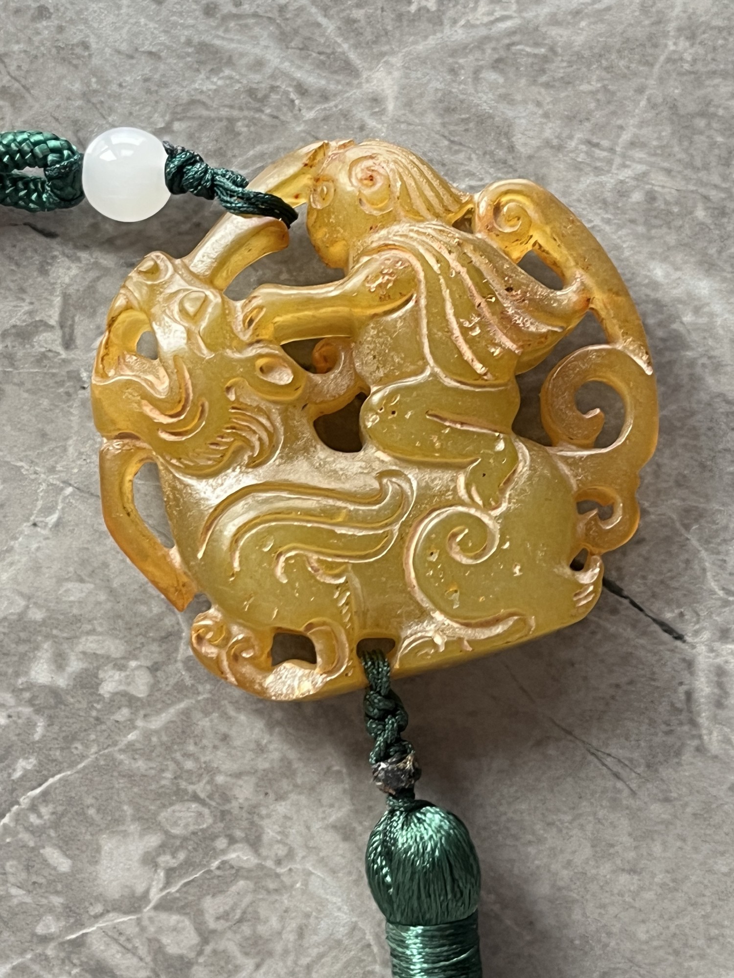 Jade-Anhänger 'Fly Dragon', Ø 5 cm, L 40 cm