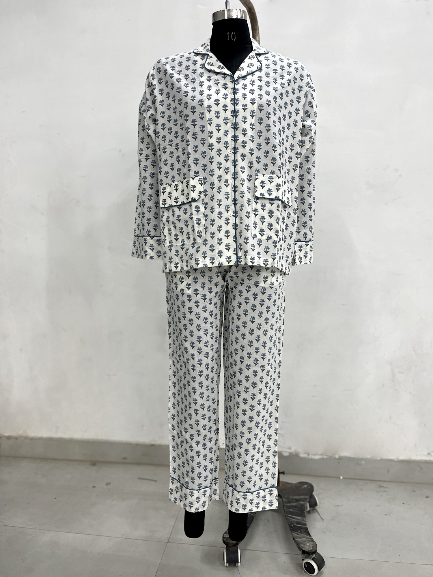 Reise-Pyjama 'Fleur bleu', weiß/blau, in 2 Größen, aus Baumwolle