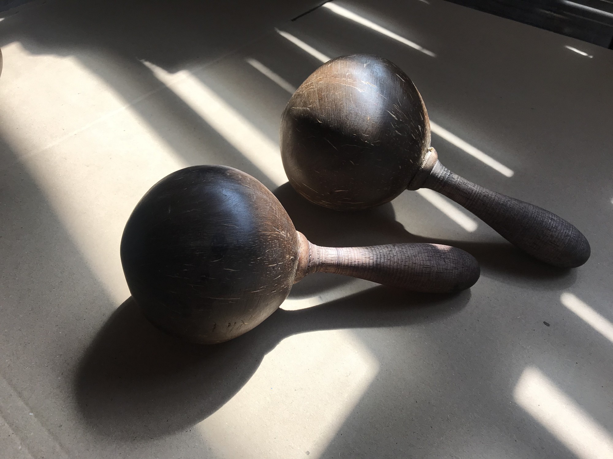Maraca aus Kokosnuss, dunkelbraun, L 24 cm, Ø 11 cm