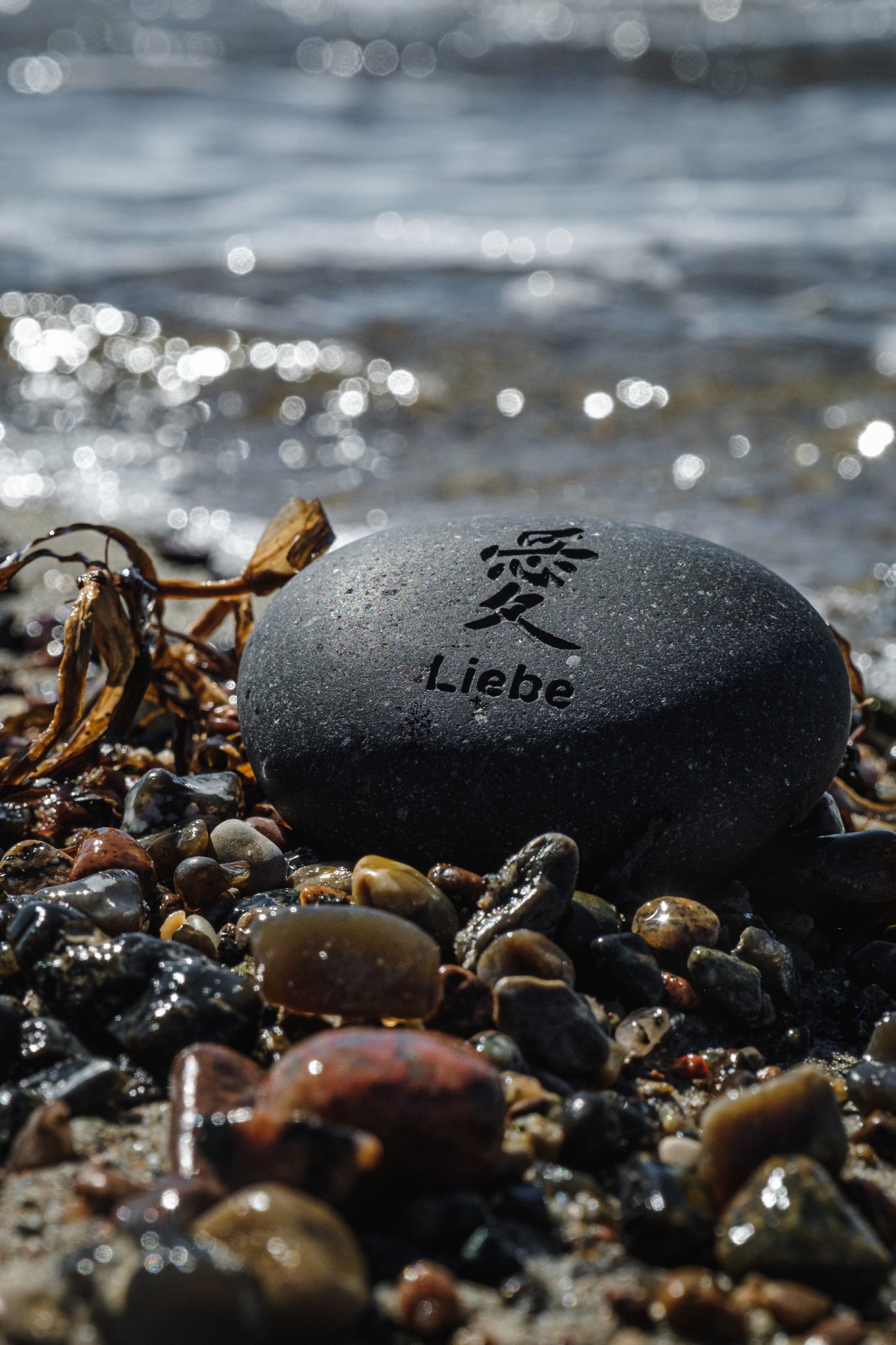 Flusskieselstein 'Liebe', grau, T 8 cm, B 8 cm