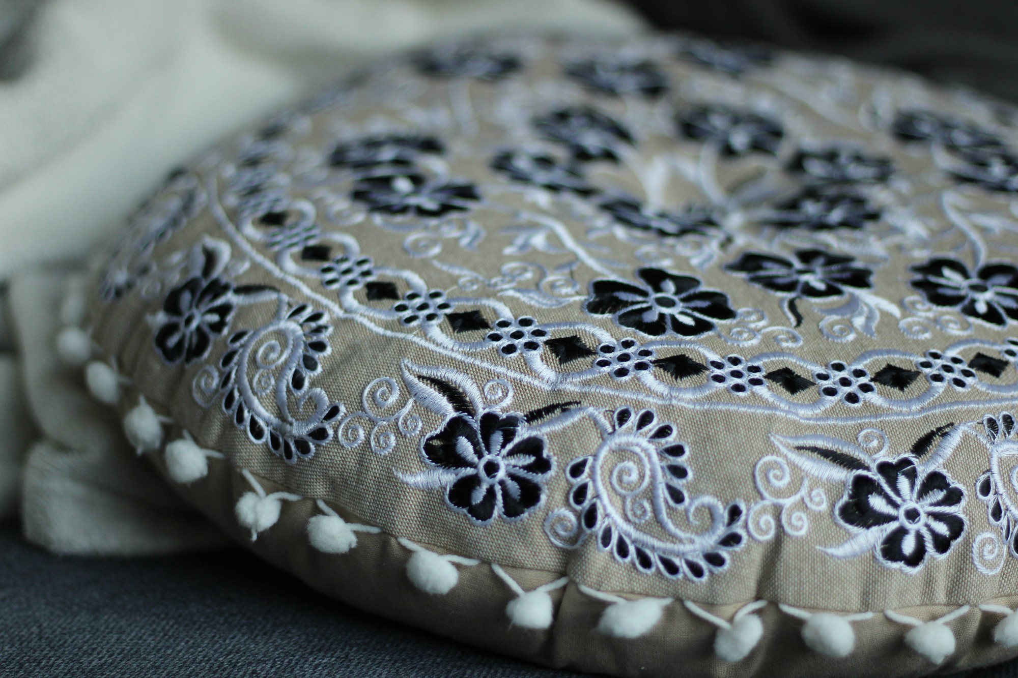 Sitzkissen 'Tipatiya' mit Pompon, beige, schwarz, weiß, Ø 40 cm, H 5 cm