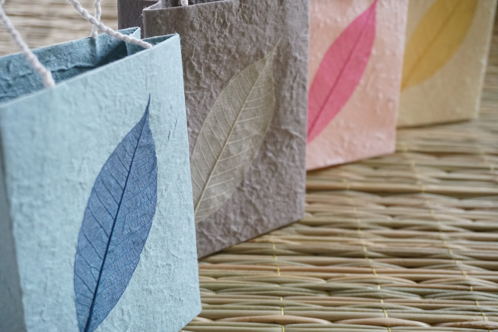Tasche aus handgeschöpftem Papier, blau, L 11,5 cm, B 5 cm, H 16 cm