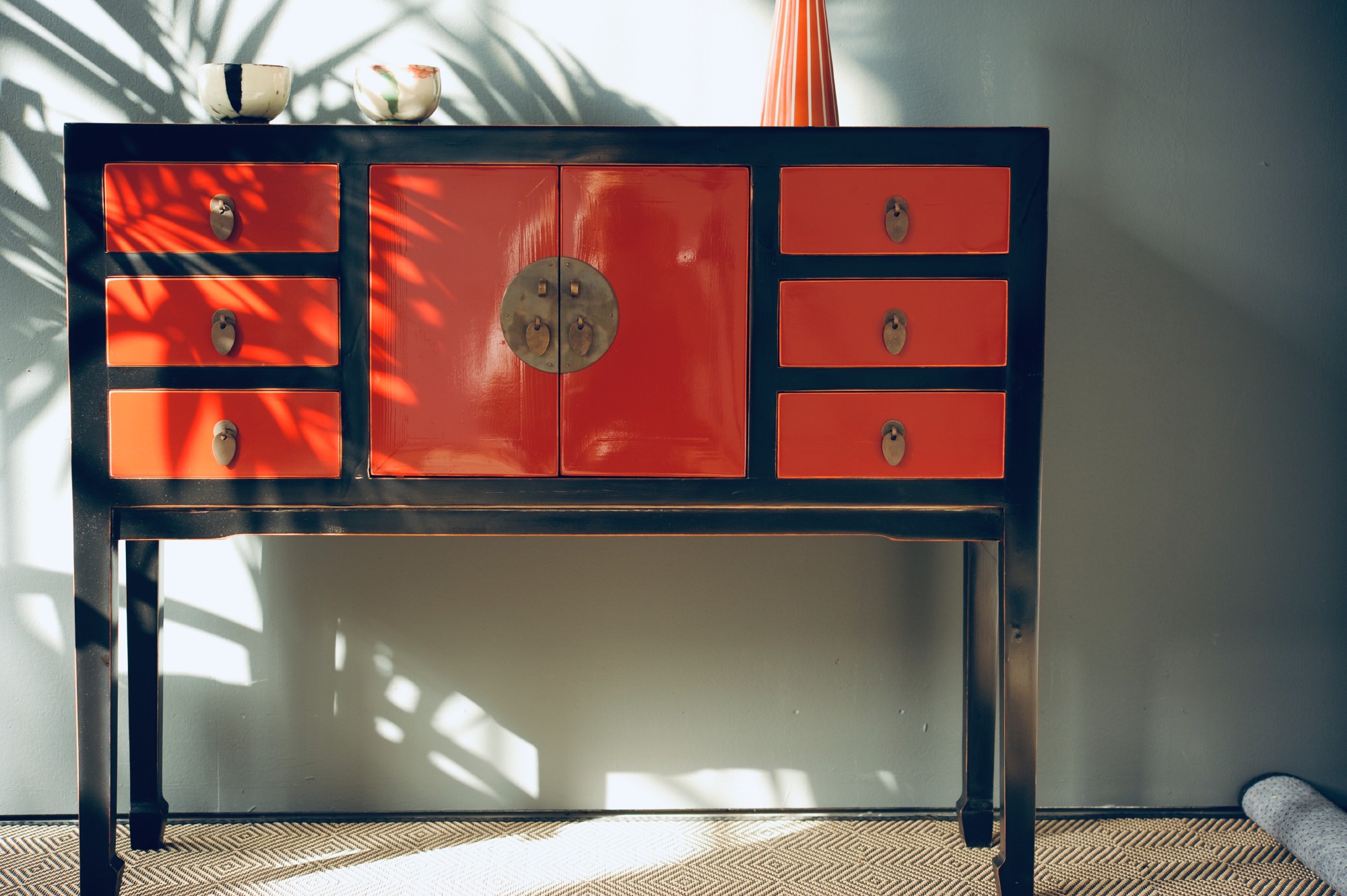 Anrichte ‚Long Wei‘, 2 Türen, 6 Schubladen, schwarz, rot, B 100 cm, H 82 cm, L 28 cm