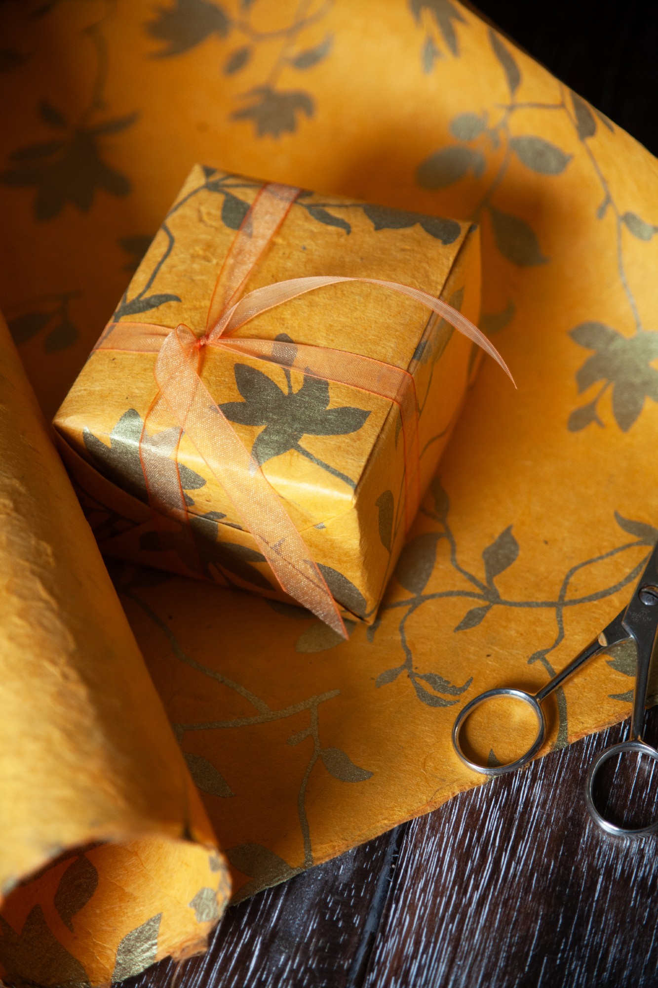 Geschenkpapier 'Blumen', gelb, gold, T 76 cm, B 51 cm