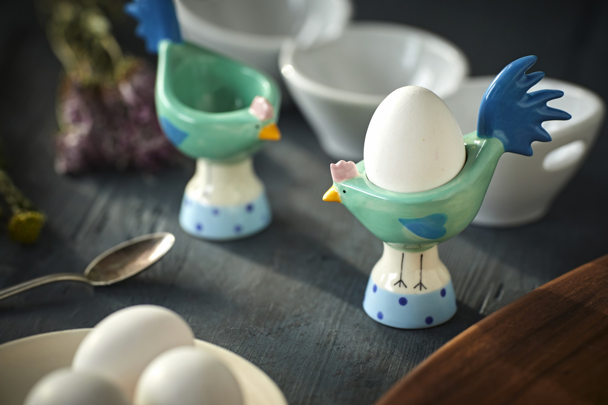 Eierbecher 'Huhn' aus Keramik, blau-grün, B 10 cm, T 5 cm, H 10 cm