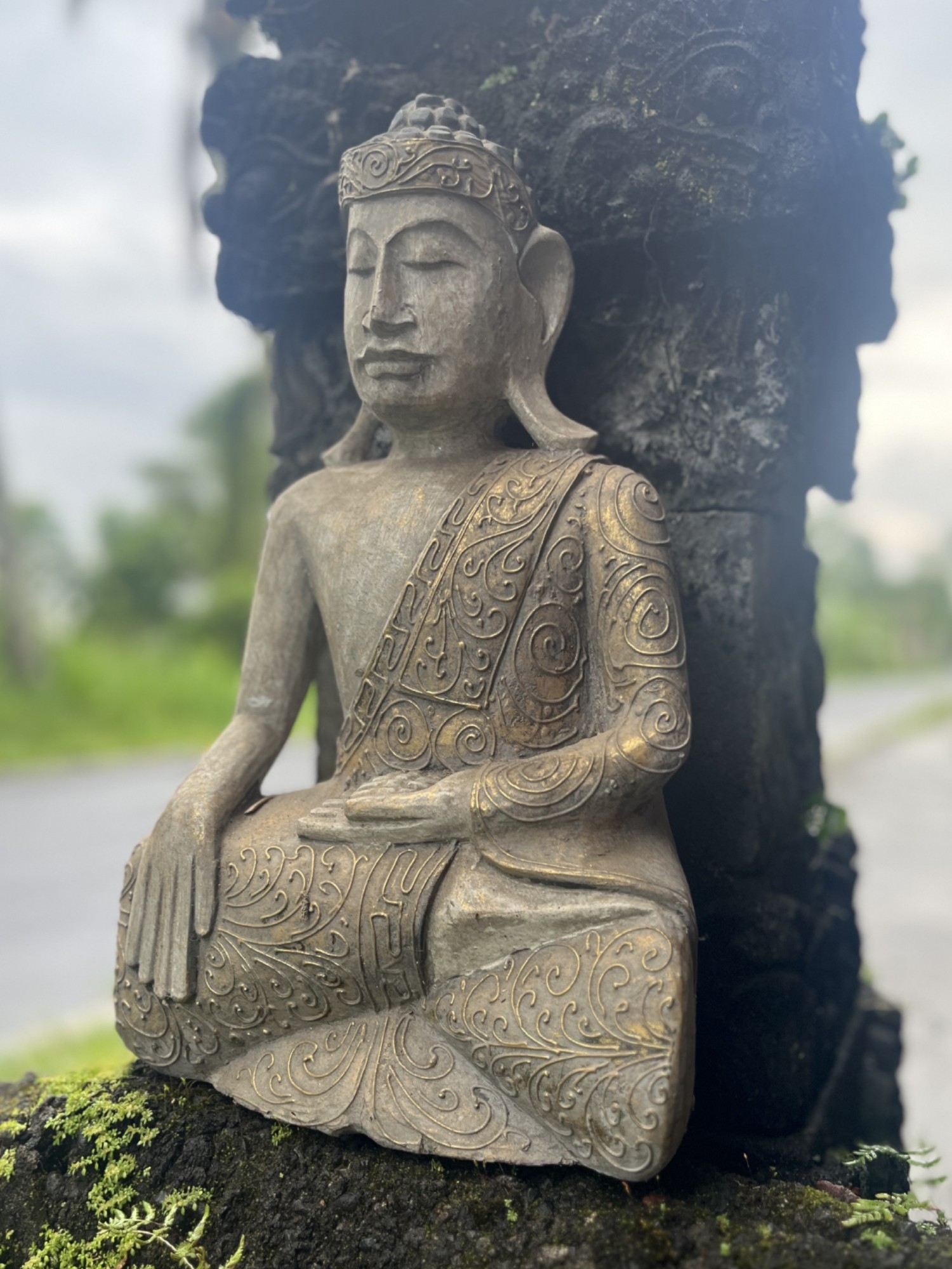 Holzfigur 'Buddha' sitzend aus Albesiaholz, B 25 cm, T 13 cm, H 40 cm