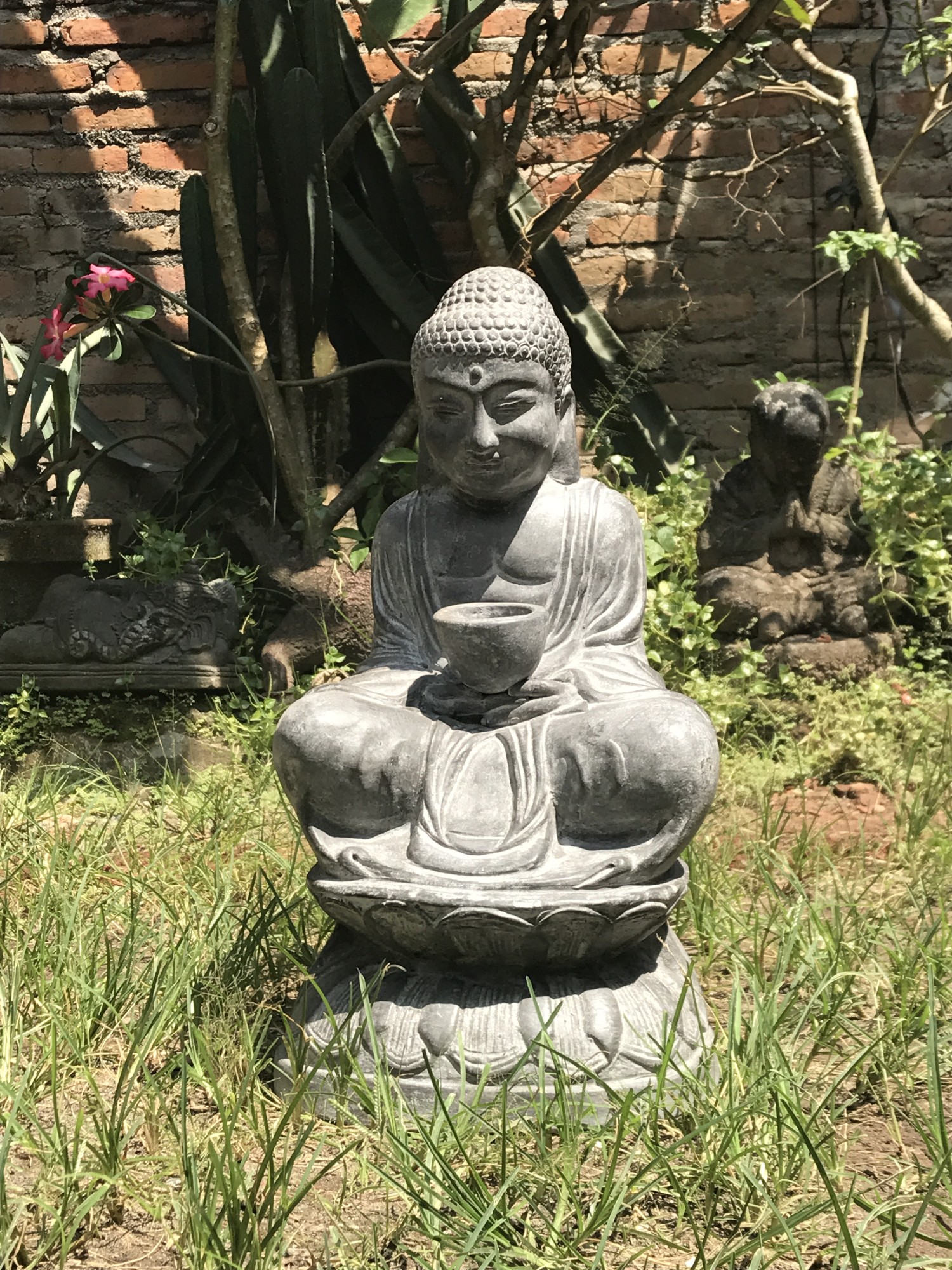 Terrakotta-Statue 'sitzender Buddha', grau, T 25 cm, B 22 cm, H 42 cm