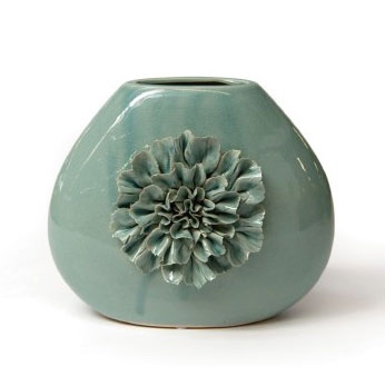 Keramikvase 'Dianthus Quadra' mit handmodellierten Blüten, L 25 cm,  B 14,5 cm, H 21 cm