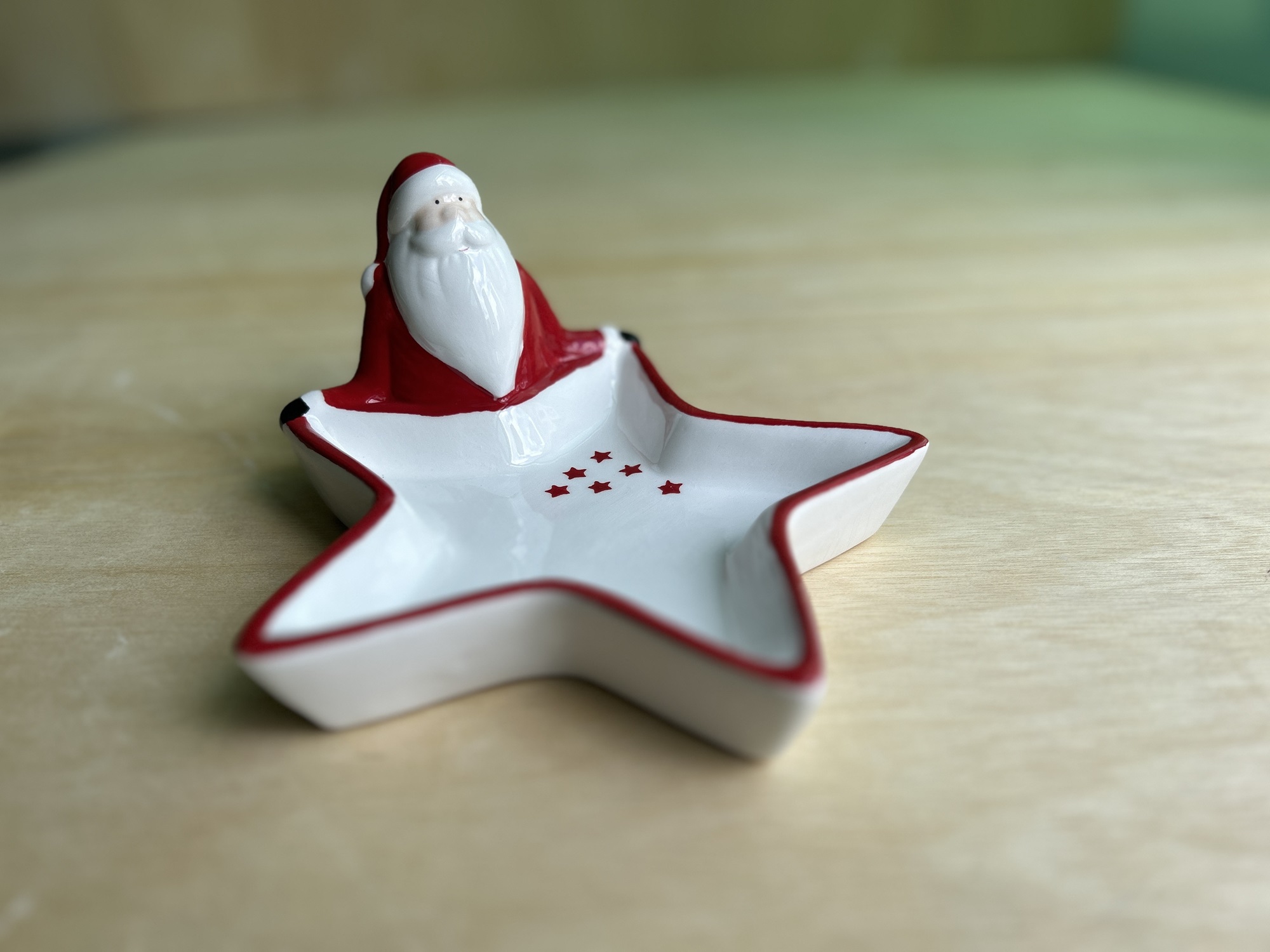 Stern-Teller 'Santa', weiß, rot, L 17,8 cm, B 16,5 cm, H 8,5 cm