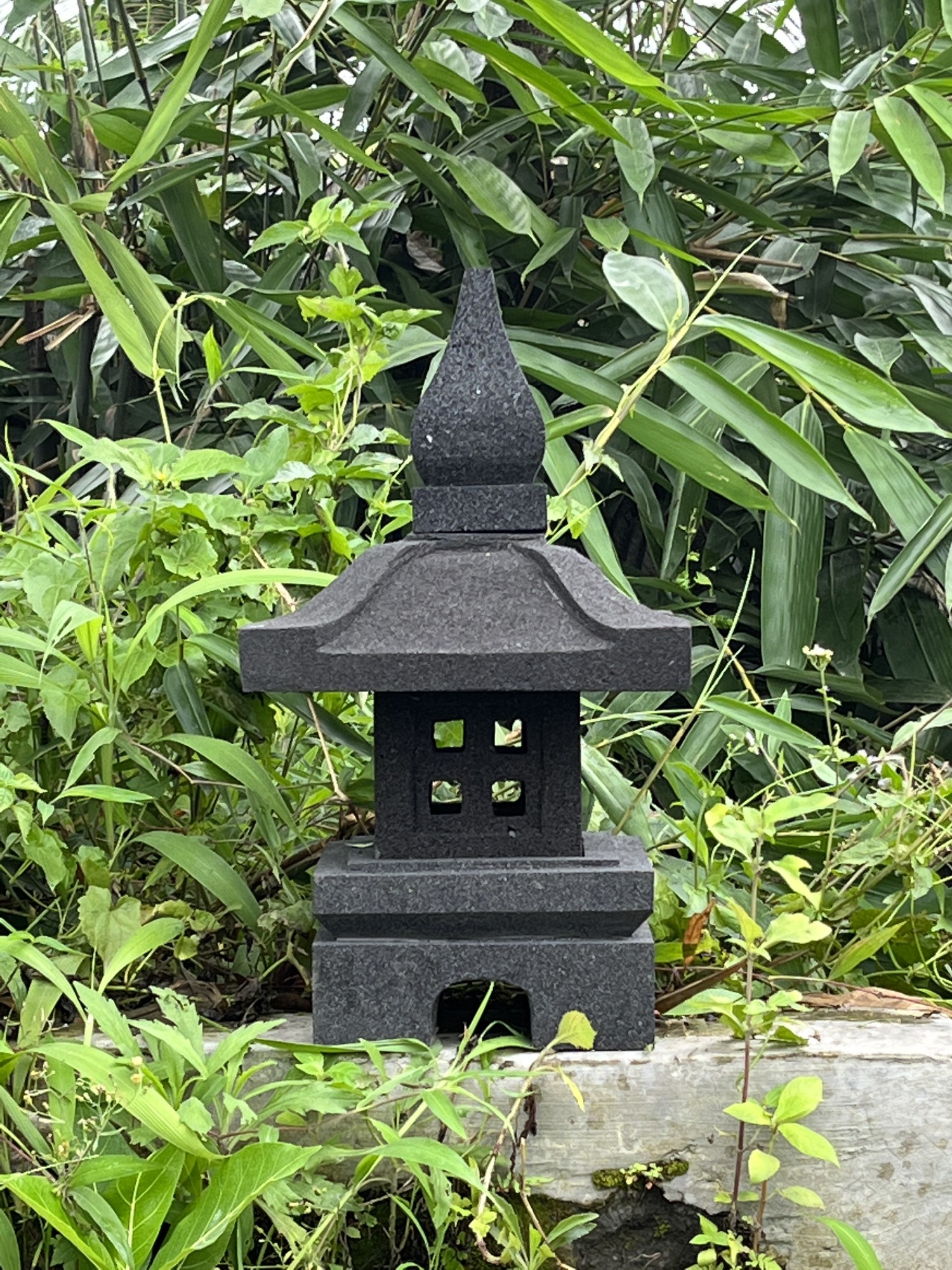 Tempelleuchte, aus Lavastein, H 55 cm, T 30 cm, B 30 cm