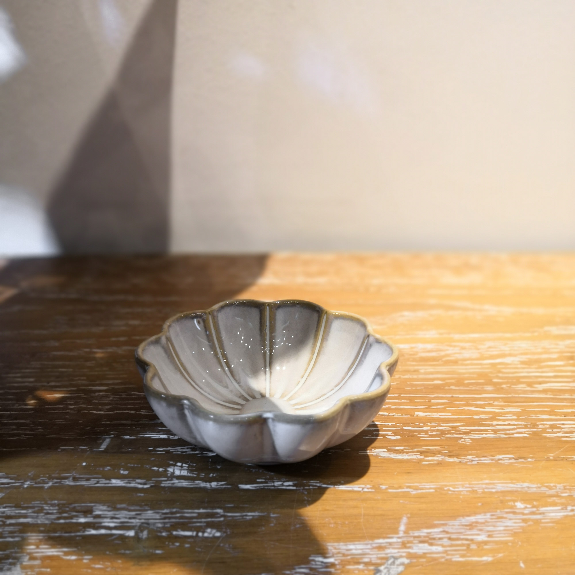 Keramikschale 'Blume', altweiß, beige, Ø 9 cm, H 3,5 cm
