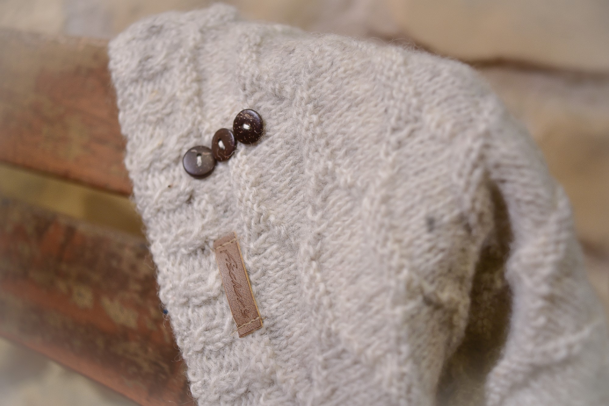 Beanie naturfarben mit Knöpfen