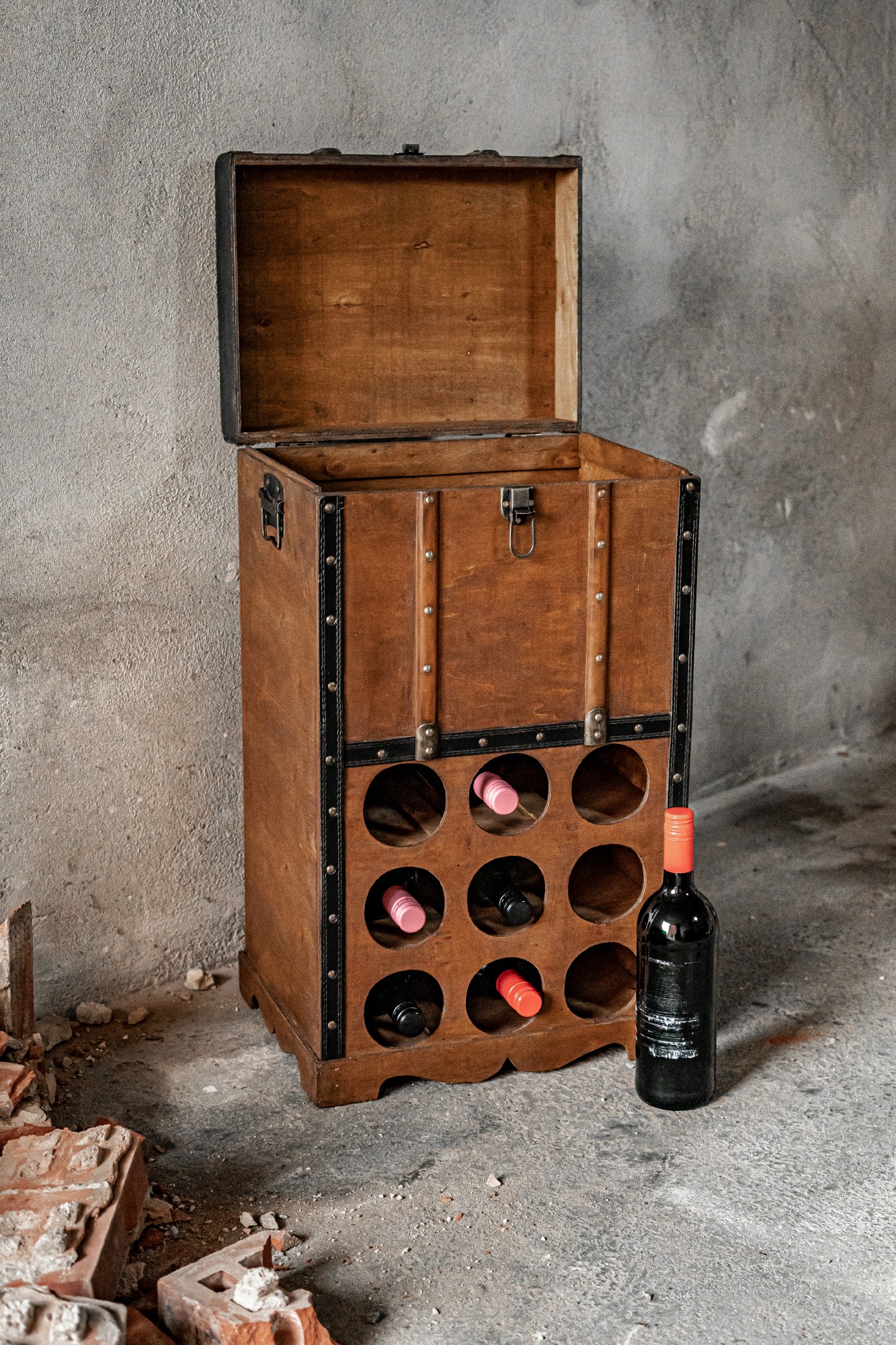 Koffertruhe 'Mula' mit 9er Weinregal, braun, T 40 cm, B 30 cm, H 70 cm