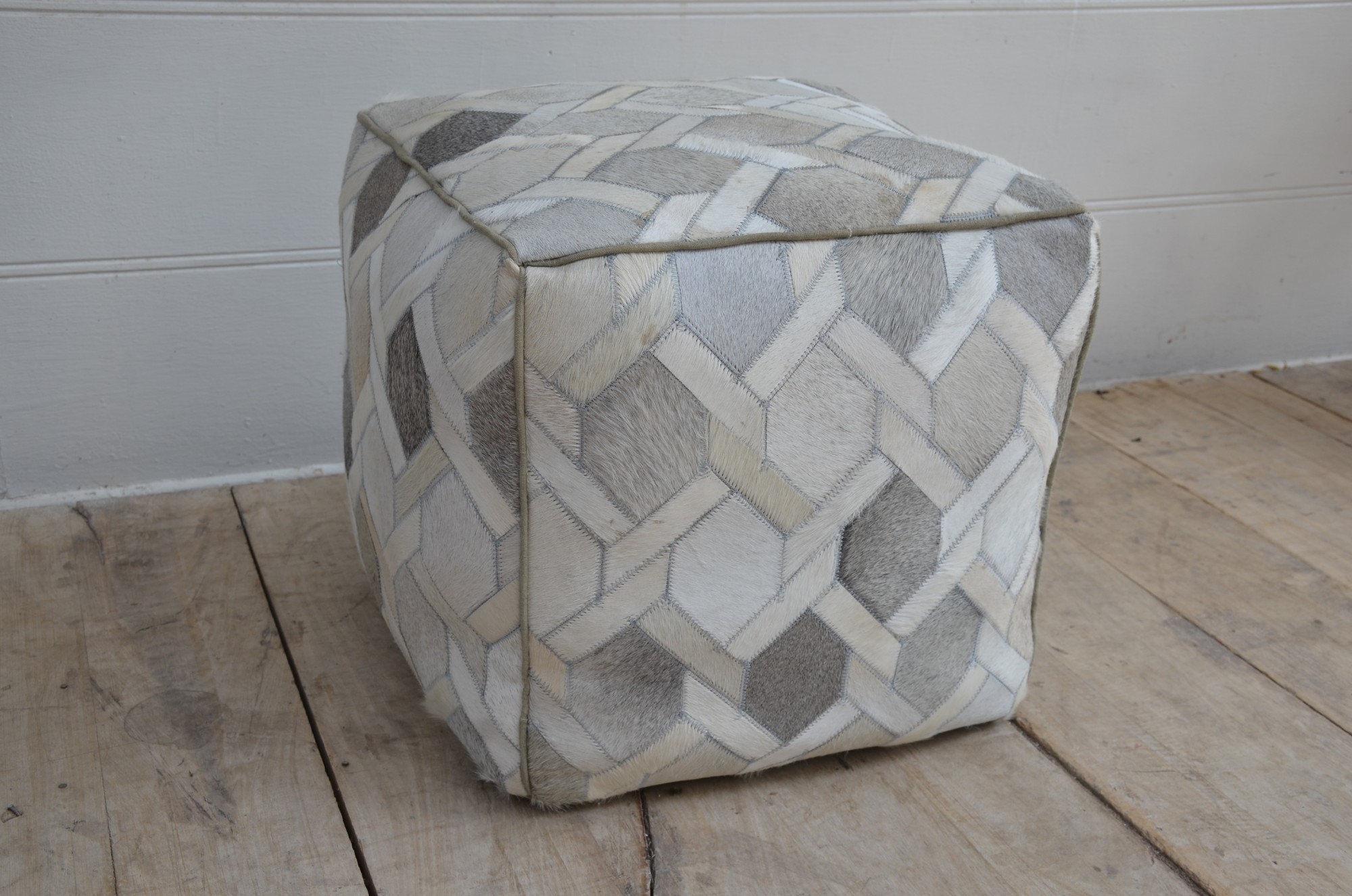 Fellpouf 'Gisquard', grau-weiß, H 45 cm, B 45 cm, T 45 cm