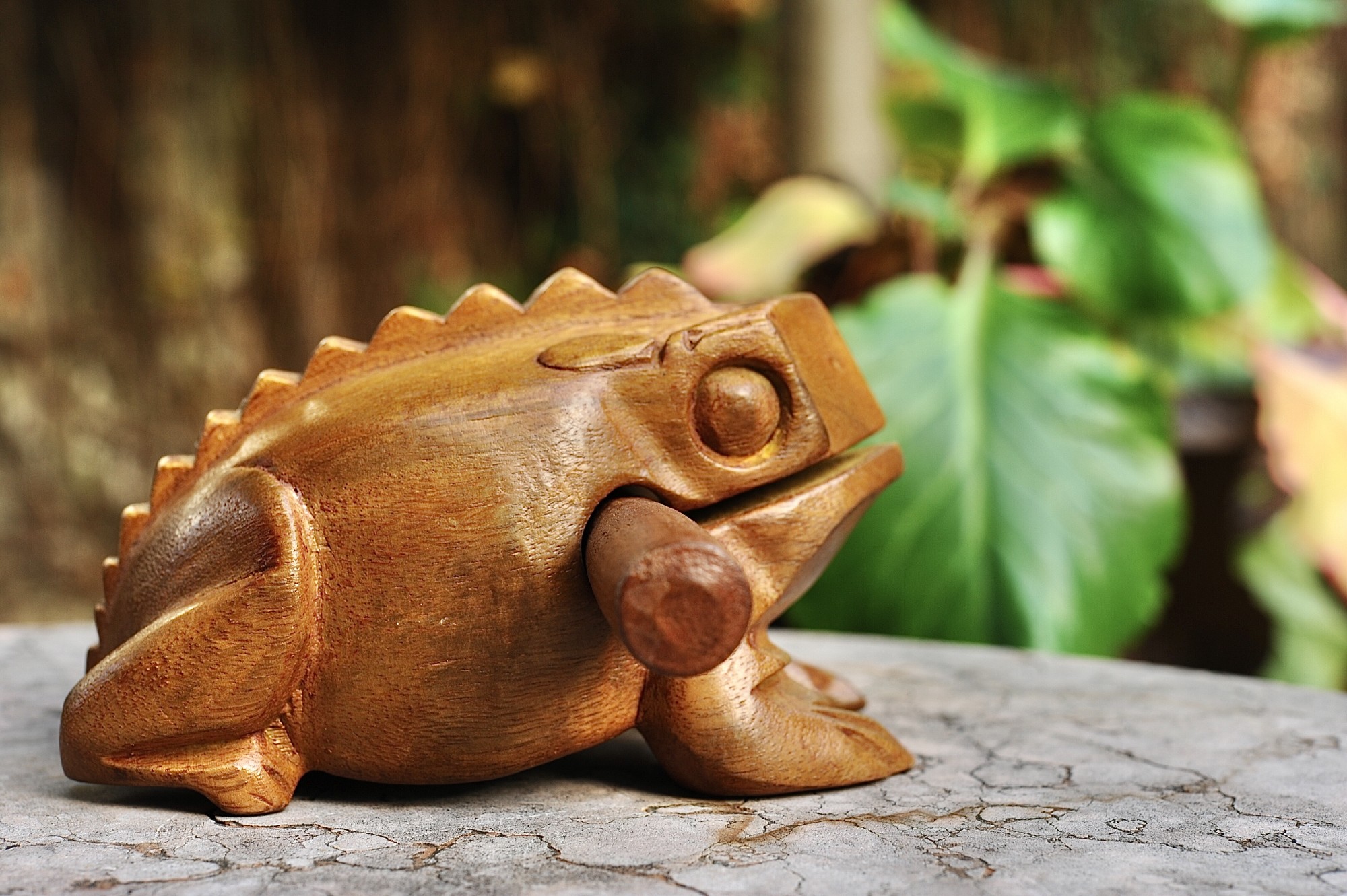 Klangfrosch aus 'Albesia'-Holz, hellbraun, T 18 cm, B 10 cm, H 10 cm