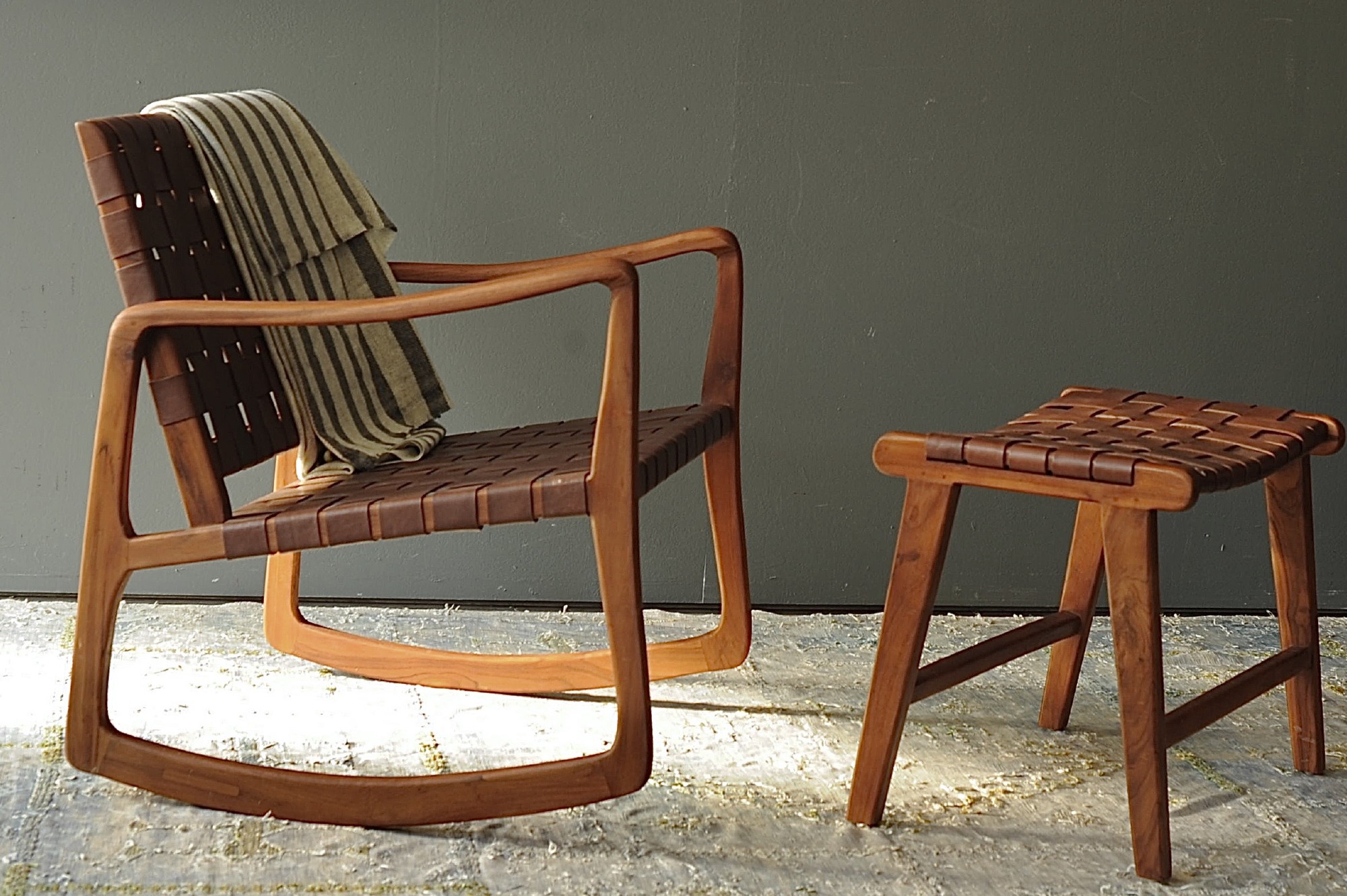 Schaukelstuhl 'Denrodt', Teak und Leder, B 68, H 76 cm, L 72 cm