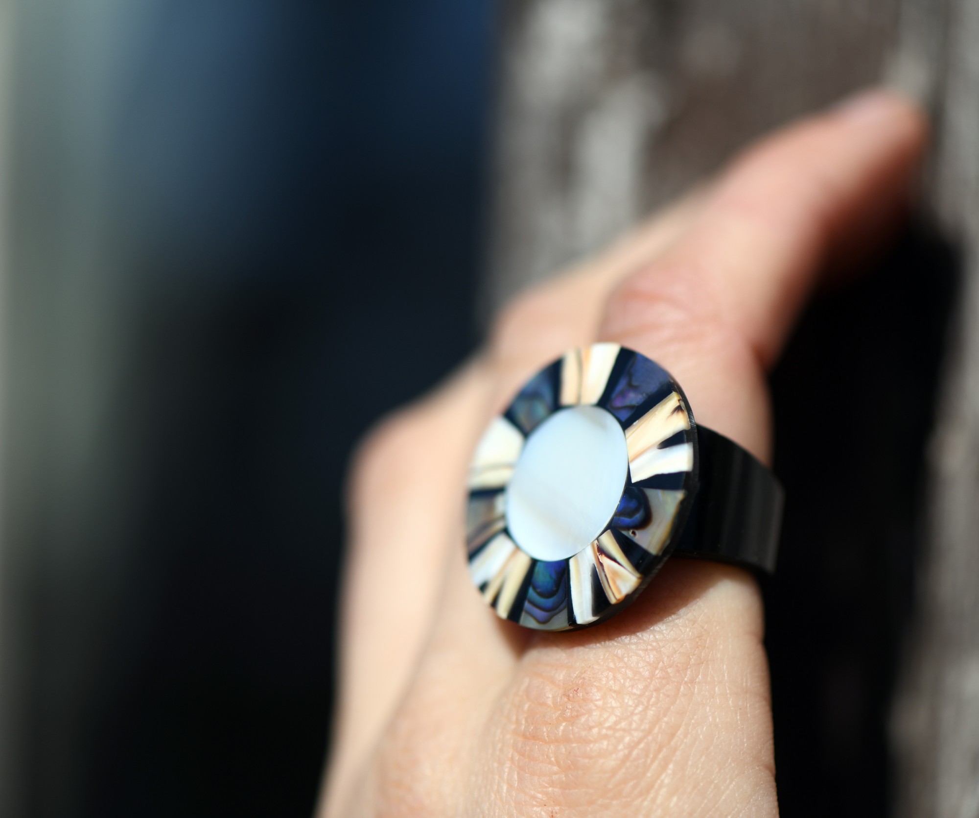Ring aus Holz und Perlmutt, multicolor, Ø 3 cm