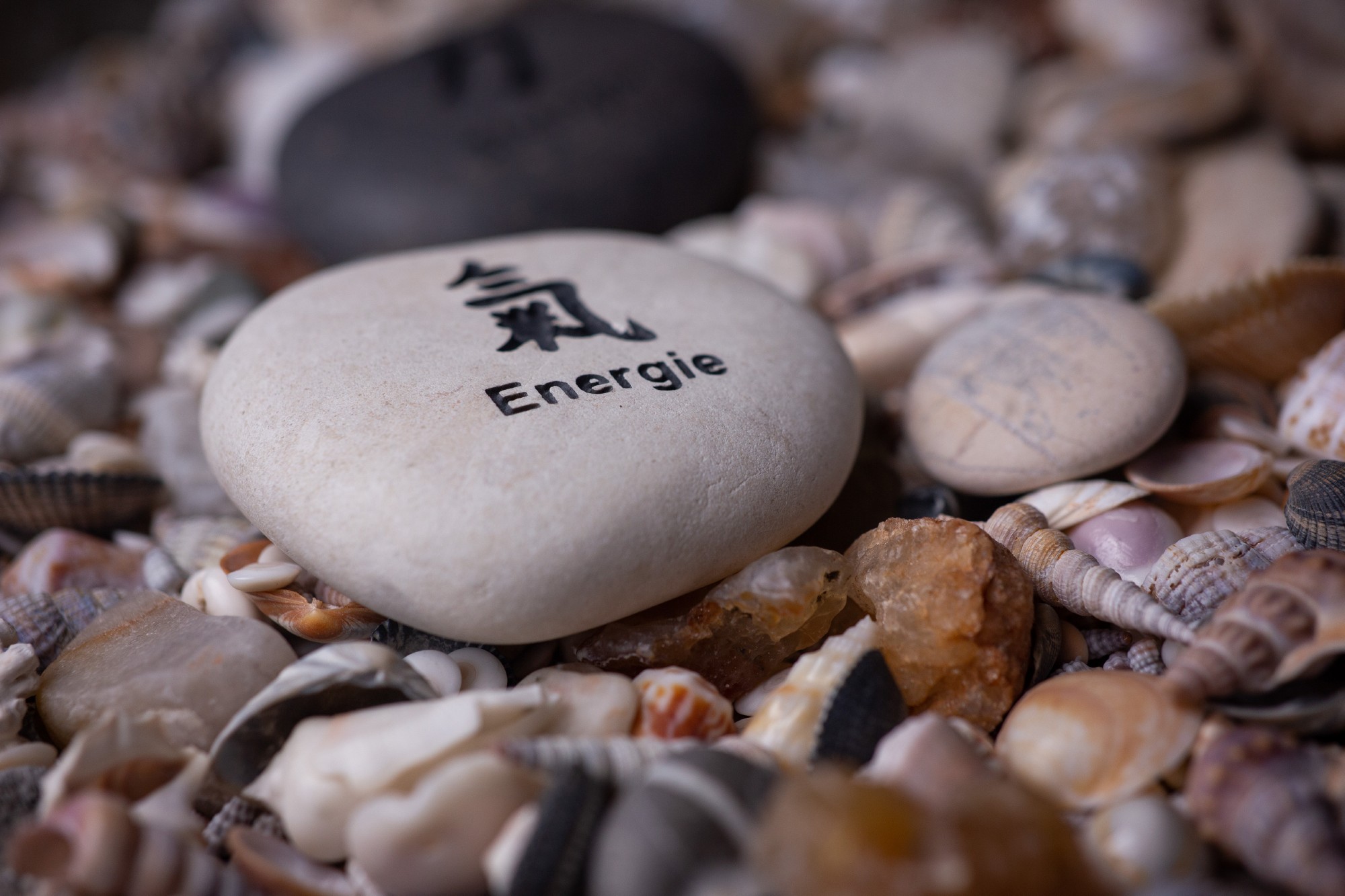 Flusskieselstein 'Energie', weiß, T 8 cm, B 8 cm