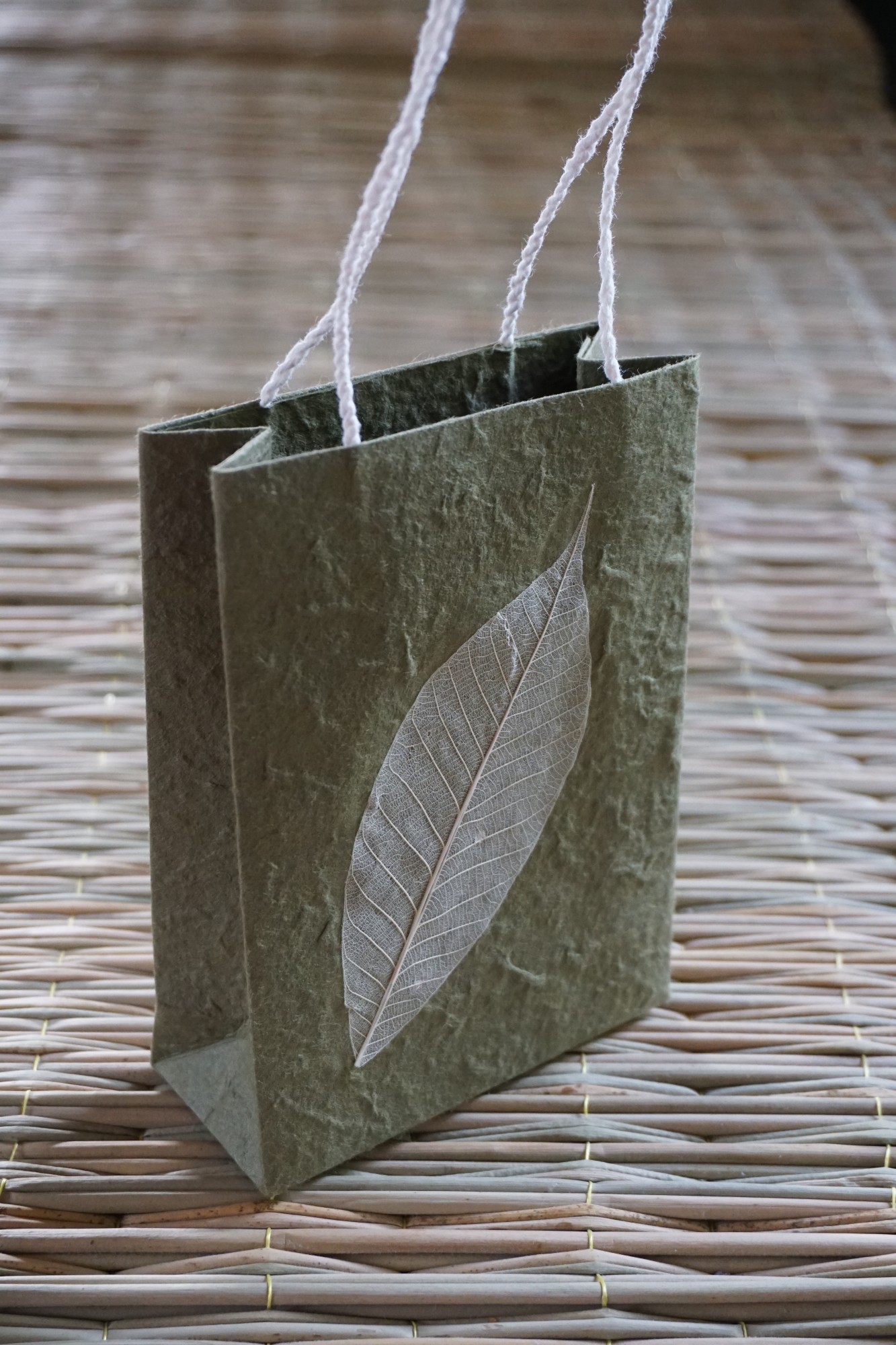 Tasche aus handgeschöpftem Papier, oliv, L 11,5 cm, B 5 cm, H 16 cm